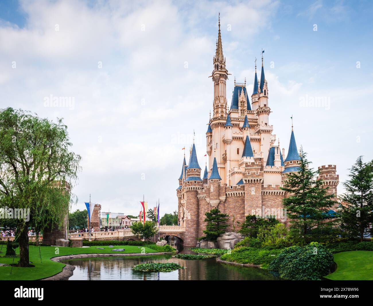 Vista panoramica del Castello di Cenerentola e del lago a Tokyo Disneyland. Foto Stock