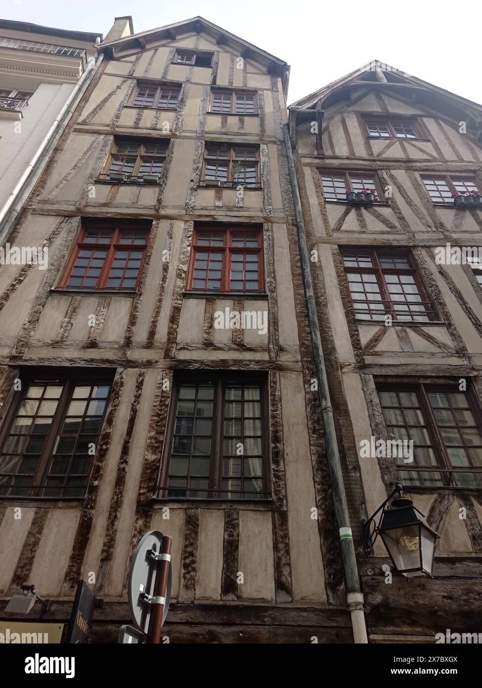 Une demeure médiévale à Paris. Rue Francois Miron. Enseigne du Faucheur pour le 11. Enseigne du Mouton pour le 13. Attestées au début du XVIe siècle. Foto Stock