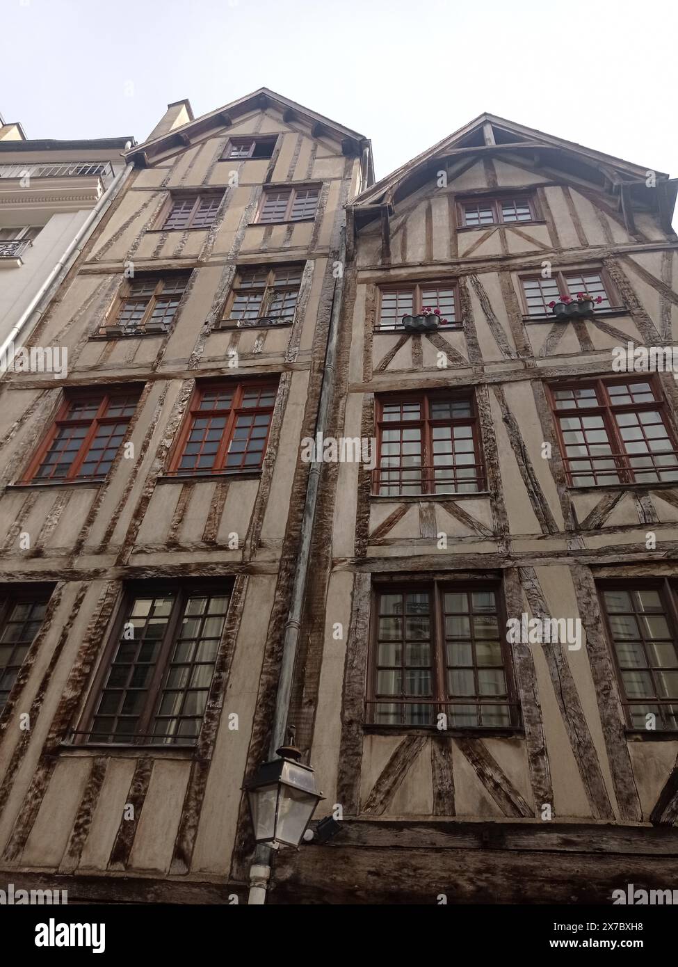 Une demeure médiévale à Paris. Rue Francois Miron. Enseigne du Faucheur pour le 11. Enseigne du Mouton pour le 13. Attestées au début du XVIe siècle. Foto Stock