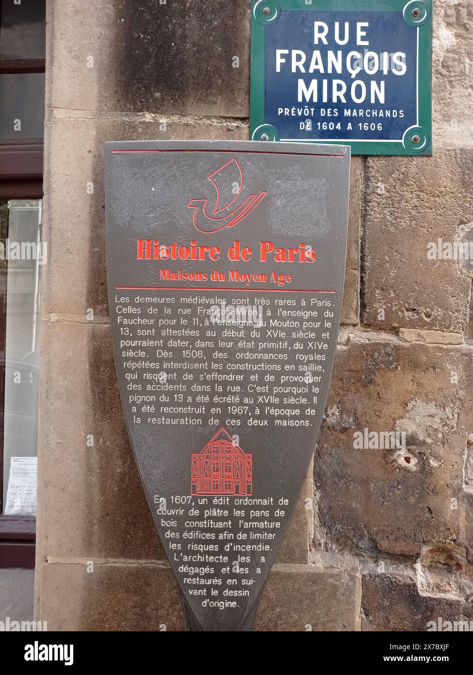 Une demeure médiévale à Paris. Rue Francois Miron. Enseigne du Faucheur pour le 11. Enseigne du Mouton pour le 13. Attestées au début du XVIe siècle. Foto Stock