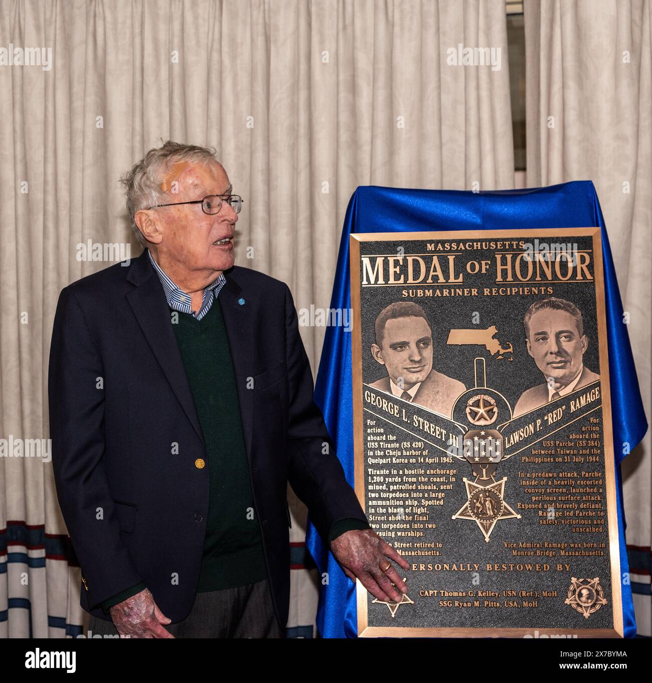 Presentazione della targa commemorativa dei vincitori della Medaglia d'Onore degli Stati Uniti, George L. Street III e Lawson 'Red' Ramage, da esporre nel nuovo sottomarino Foto Stock