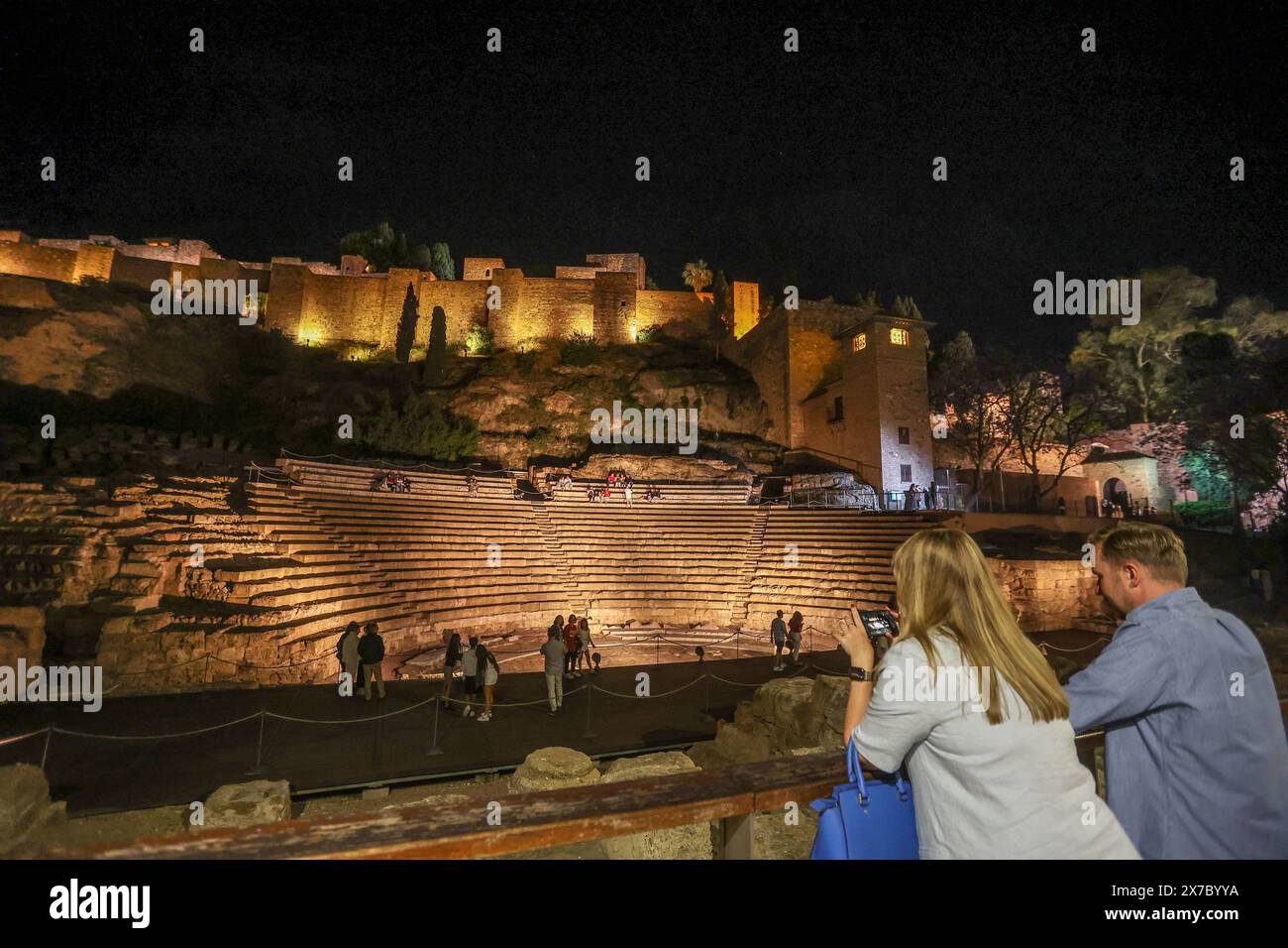 18 maggio 2024: 19 maggio 2024 (Malaga) il festival, partecipativo, popolare e libero, cultura e intrattenimento. Tale è la notte Bianca, l'iniziativa globale alla quale Malaga ha aderito un decennio e mezzo fa e che mantiene nella sua agenda primaverile uno dei suoi pilastri. L'evento si è tenuto stasera un'edizione segnata da magia e illusione (il motto, scelto in un voto cittadino, era proprio la magia che c'è in voi) e, naturalmente, dalle strade affollate dal tardo pomeriggio fino alle 1,00. (Credit Image: © Lorenzo Carnero/ZUMA Press Wire) SOLO PER USO EDITORIALE! Non per USO commerciale! Foto Stock