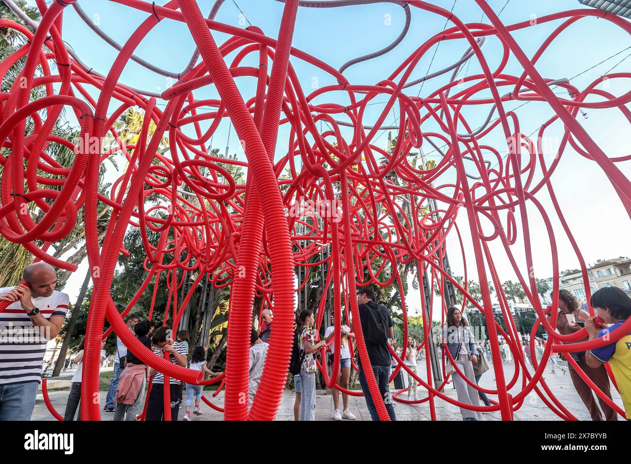 18 maggio 2024: 19 maggio 2024 (Malaga) il festival, partecipativo, popolare e libero, cultura e intrattenimento. Tale è la notte Bianca, l'iniziativa globale alla quale Malaga ha aderito un decennio e mezzo fa e che mantiene nella sua agenda primaverile uno dei suoi pilastri. L'evento si è tenuto stasera un'edizione segnata da magia e illusione (il motto, scelto in un voto cittadino, era proprio la magia che c'è in voi) e, naturalmente, dalle strade affollate dal tardo pomeriggio fino alle 1,00. (Credit Image: © Lorenzo Carnero/ZUMA Press Wire) SOLO PER USO EDITORIALE! Non per USO commerciale! Foto Stock