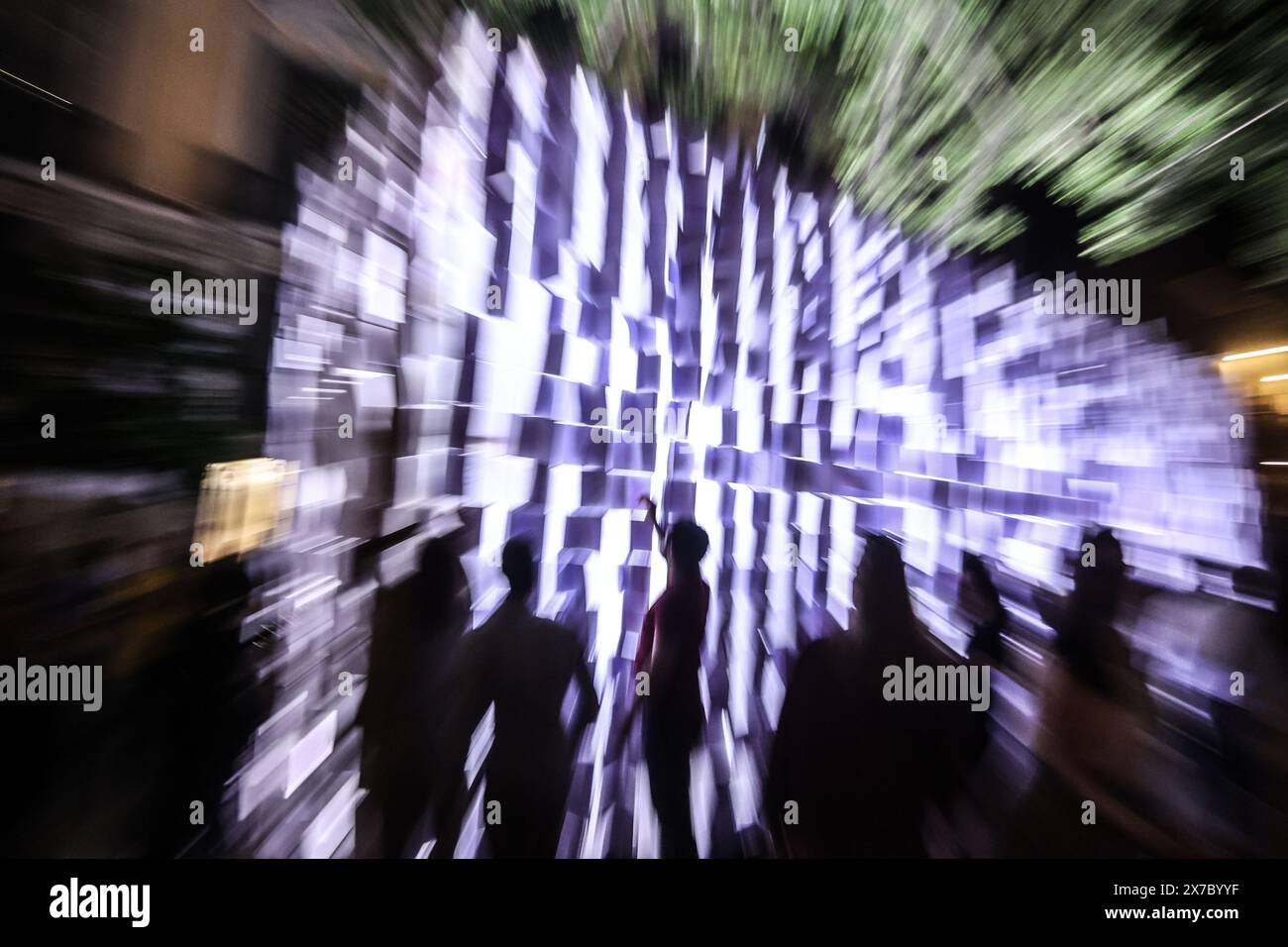 18 maggio 2024: 19 maggio 2024 (Malaga) il festival, partecipativo, popolare e libero, cultura e intrattenimento. Tale è la notte Bianca, l'iniziativa globale alla quale Malaga ha aderito un decennio e mezzo fa e che mantiene nella sua agenda primaverile uno dei suoi pilastri. L'evento si è tenuto stasera un'edizione segnata da magia e illusione (il motto, scelto in un voto cittadino, era proprio la magia che c'è in voi) e, naturalmente, dalle strade affollate dal tardo pomeriggio fino alle 1,00. (Credit Image: © Lorenzo Carnero/ZUMA Press Wire) SOLO PER USO EDITORIALE! Non per USO commerciale! Foto Stock