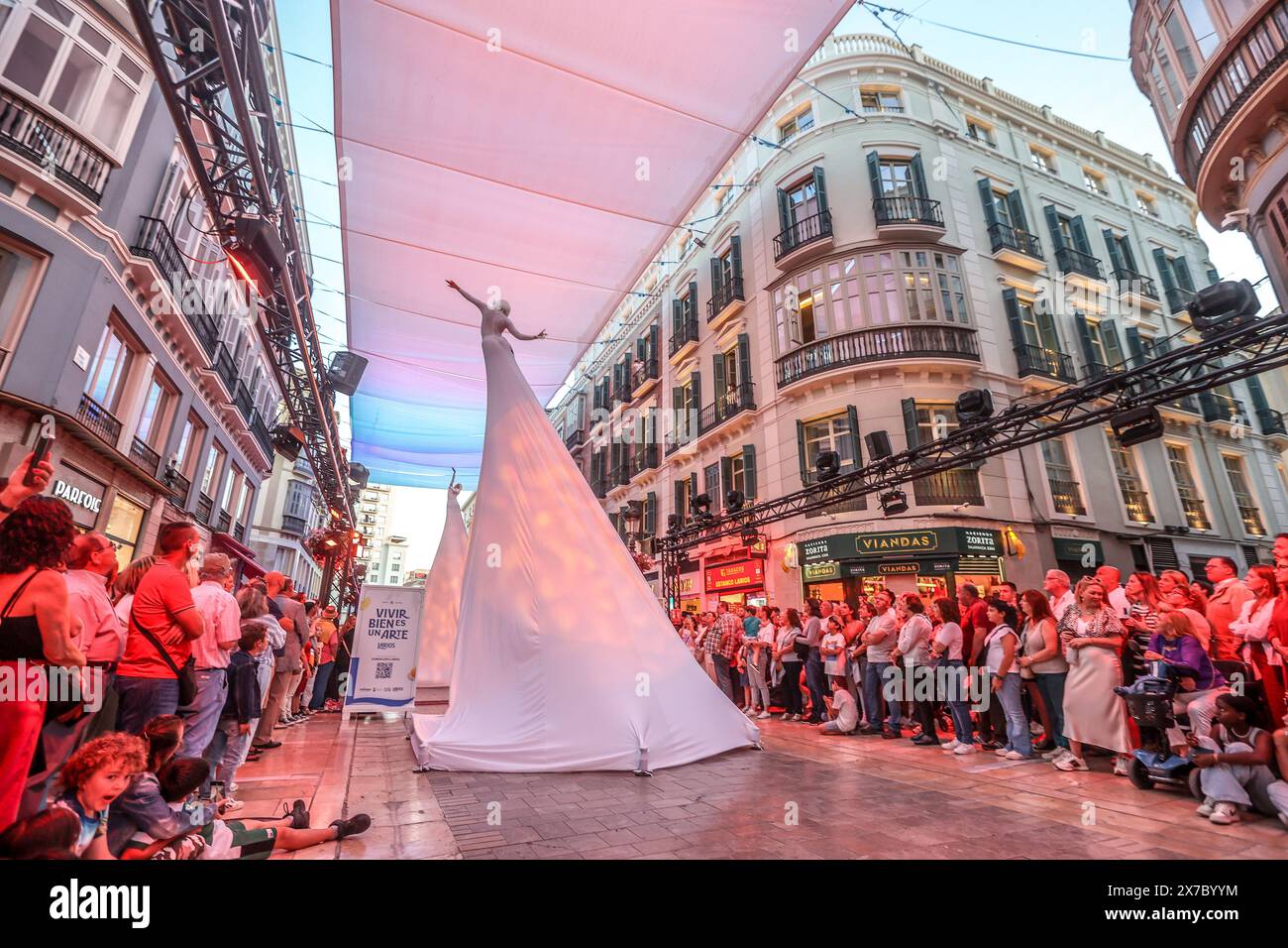 18 maggio 2024: 19 maggio 2024 (Malaga) il festival, partecipativo, popolare e libero, cultura e intrattenimento. Tale è la notte Bianca, l'iniziativa globale alla quale Malaga ha aderito un decennio e mezzo fa e che mantiene nella sua agenda primaverile uno dei suoi pilastri. L'evento si è tenuto stasera un'edizione segnata da magia e illusione (il motto, scelto in un voto cittadino, era proprio la magia che c'è in voi) e, naturalmente, dalle strade affollate dal tardo pomeriggio fino alle 1,00. (Credit Image: © Lorenzo Carnero/ZUMA Press Wire) SOLO PER USO EDITORIALE! Non per USO commerciale! Foto Stock