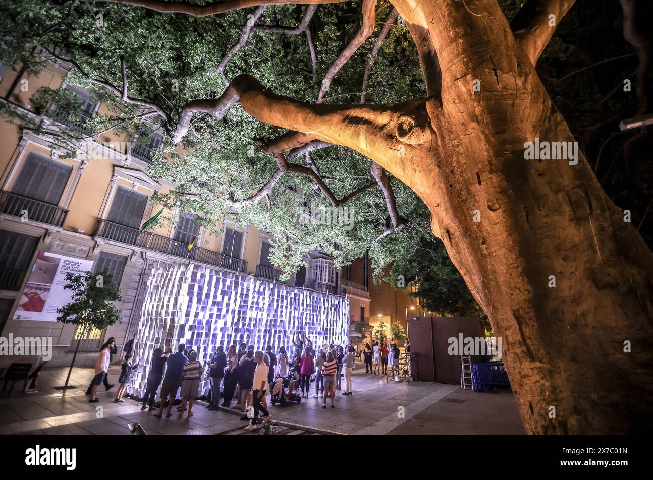 18 maggio 2024: 19 maggio 2024 (Malaga) il festival, partecipativo, popolare e libero, cultura e intrattenimento. Tale è la notte Bianca, l'iniziativa globale alla quale Malaga ha aderito un decennio e mezzo fa e che mantiene nella sua agenda primaverile uno dei suoi pilastri. L'evento si è tenuto stasera un'edizione segnata da magia e illusione (il motto, scelto in un voto cittadino, era proprio la magia che c'è in voi) e, naturalmente, dalle strade affollate dal tardo pomeriggio fino alle 1,00. (Credit Image: © Lorenzo Carnero/ZUMA Press Wire) SOLO PER USO EDITORIALE! Non per USO commerciale! Foto Stock