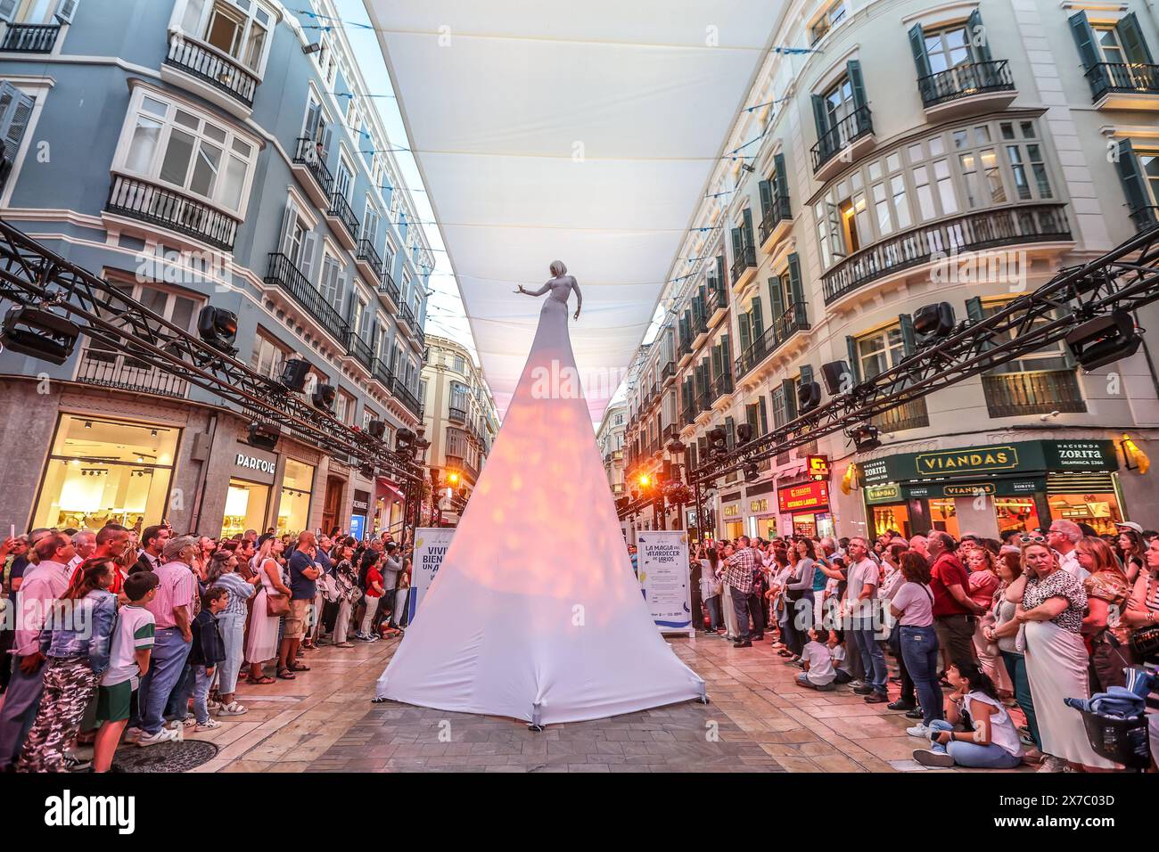 18 maggio 2024: 19 maggio 2024 (Malaga) il festival, partecipativo, popolare e libero, cultura e intrattenimento. Tale è la notte Bianca, l'iniziativa globale alla quale Malaga ha aderito un decennio e mezzo fa e che mantiene nella sua agenda primaverile uno dei suoi pilastri. L'evento si è tenuto stasera un'edizione segnata da magia e illusione (il motto, scelto in un voto cittadino, era proprio la magia che c'è in voi) e, naturalmente, dalle strade affollate dal tardo pomeriggio fino alle 1,00. (Credit Image: © Lorenzo Carnero/ZUMA Press Wire) SOLO PER USO EDITORIALE! Non per USO commerciale! Foto Stock