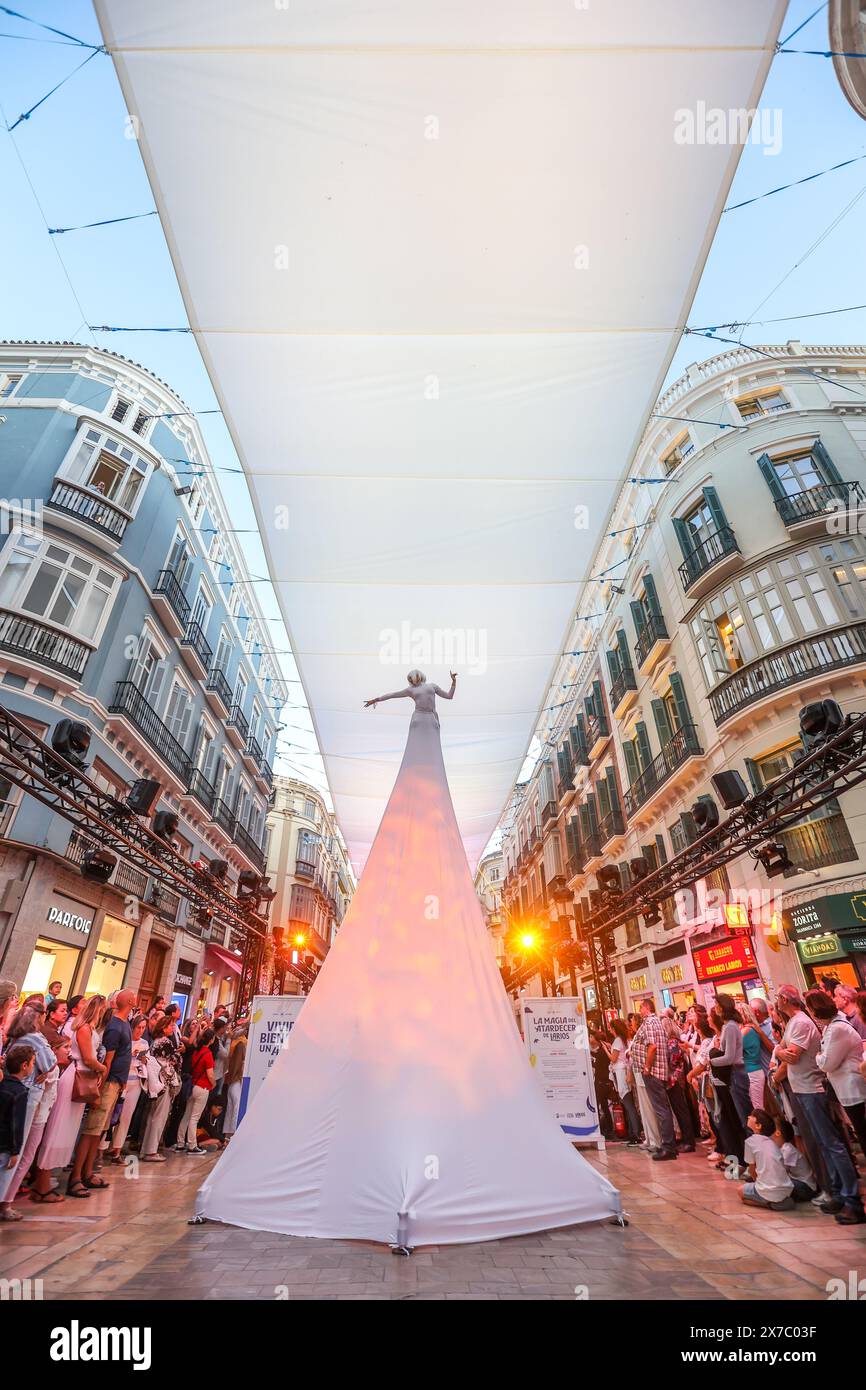 18 maggio 2024: 19 maggio 2024 (Malaga) il festival, partecipativo, popolare e libero, cultura e intrattenimento. Tale è la notte Bianca, l'iniziativa globale alla quale Malaga ha aderito un decennio e mezzo fa e che mantiene nella sua agenda primaverile uno dei suoi pilastri. L'evento si è tenuto stasera un'edizione segnata da magia e illusione (il motto, scelto in un voto cittadino, era proprio la magia che c'è in voi) e, naturalmente, dalle strade affollate dal tardo pomeriggio fino alle 1,00. (Credit Image: © Lorenzo Carnero/ZUMA Press Wire) SOLO PER USO EDITORIALE! Non per USO commerciale! Foto Stock