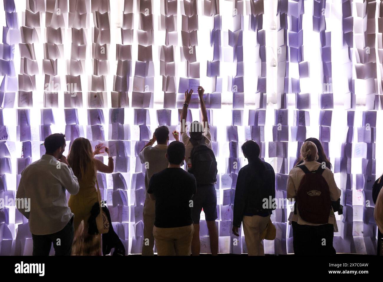 18 maggio 2024: 19 maggio 2024 (Malaga) il festival, partecipativo, popolare e libero, cultura e intrattenimento. Tale è la notte Bianca, l'iniziativa globale alla quale Malaga ha aderito un decennio e mezzo fa e che mantiene nella sua agenda primaverile uno dei suoi pilastri. L'evento si è tenuto stasera un'edizione segnata da magia e illusione (il motto, scelto in un voto cittadino, era proprio la magia che c'è in voi) e, naturalmente, dalle strade affollate dal tardo pomeriggio fino alle 1,00. (Credit Image: © Lorenzo Carnero/ZUMA Press Wire) SOLO PER USO EDITORIALE! Non per USO commerciale! Foto Stock