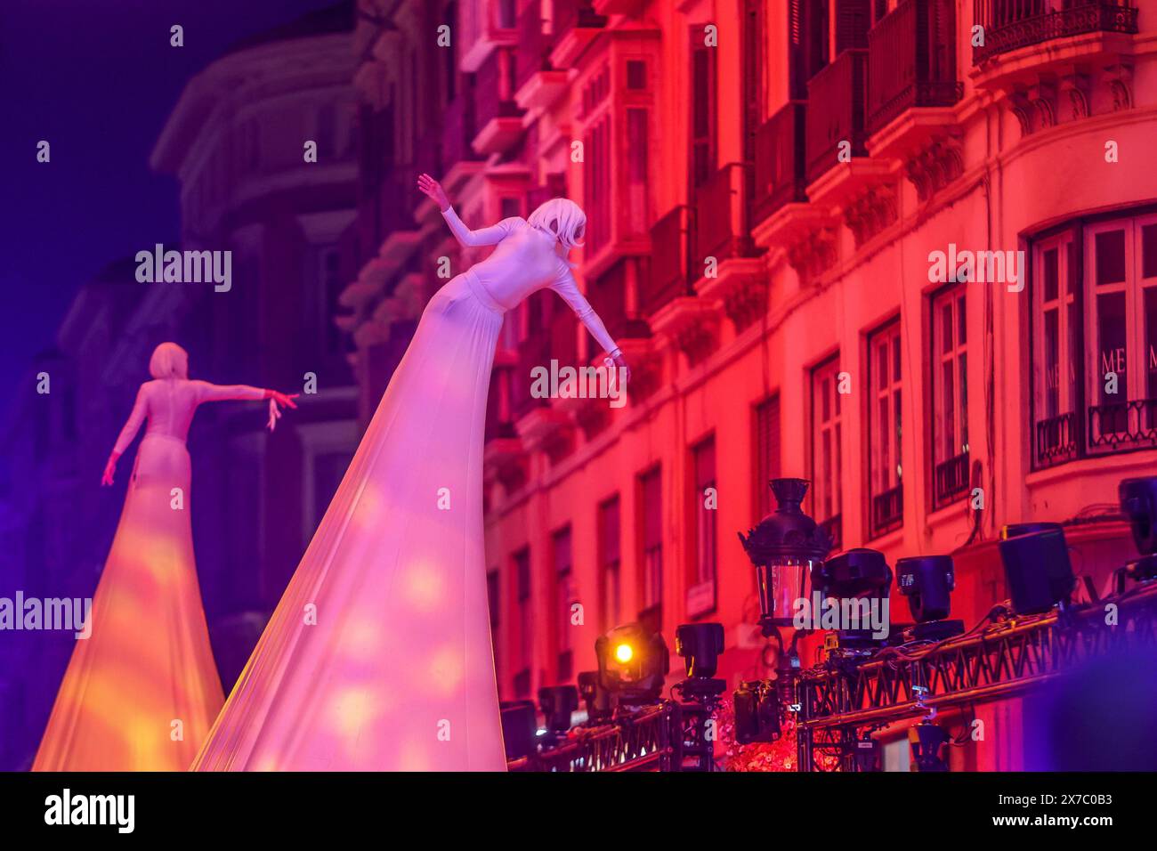 18 maggio 2024: 19 maggio 2024 (Malaga) il festival, partecipativo, popolare e libero, cultura e intrattenimento. Tale è la notte Bianca, l'iniziativa globale alla quale Malaga ha aderito un decennio e mezzo fa e che mantiene nella sua agenda primaverile uno dei suoi pilastri. L'evento si è tenuto stasera un'edizione segnata da magia e illusione (il motto, scelto in un voto cittadino, era proprio la magia che c'è in voi) e, naturalmente, dalle strade affollate dal tardo pomeriggio fino alle 1,00. (Credit Image: © Lorenzo Carnero/ZUMA Press Wire) SOLO PER USO EDITORIALE! Non per USO commerciale! Foto Stock