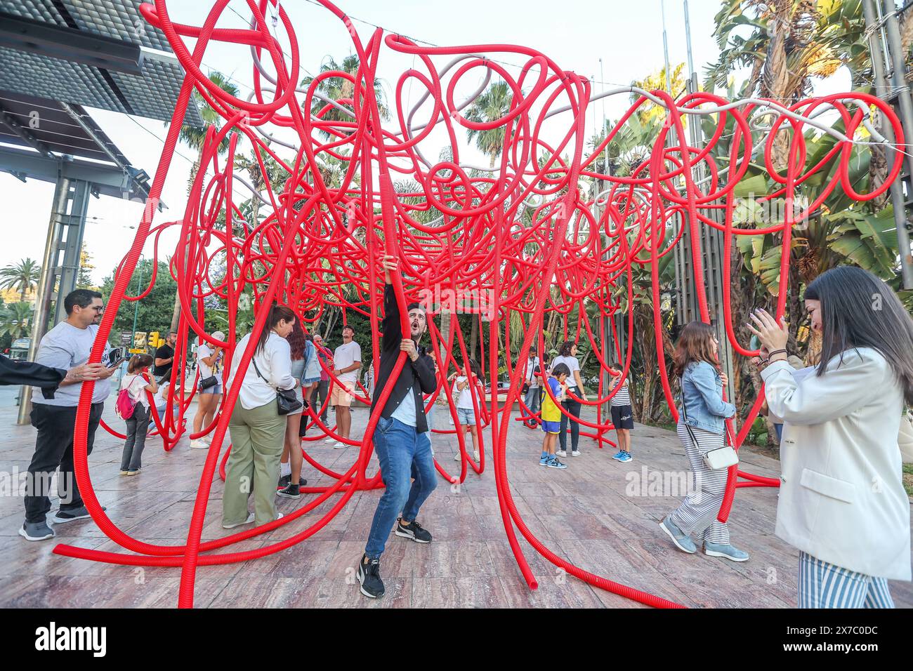 18 maggio 2024: 19 maggio 2024 (Malaga) il festival, partecipativo, popolare e libero, cultura e intrattenimento. Tale è la notte Bianca, l'iniziativa globale alla quale Malaga ha aderito un decennio e mezzo fa e che mantiene nella sua agenda primaverile uno dei suoi pilastri. L'evento si è tenuto stasera un'edizione segnata da magia e illusione (il motto, scelto in un voto cittadino, era proprio la magia che c'è in voi) e, naturalmente, dalle strade affollate dal tardo pomeriggio fino alle 1,00. (Credit Image: © Lorenzo Carnero/ZUMA Press Wire) SOLO PER USO EDITORIALE! Non per USO commerciale! Foto Stock