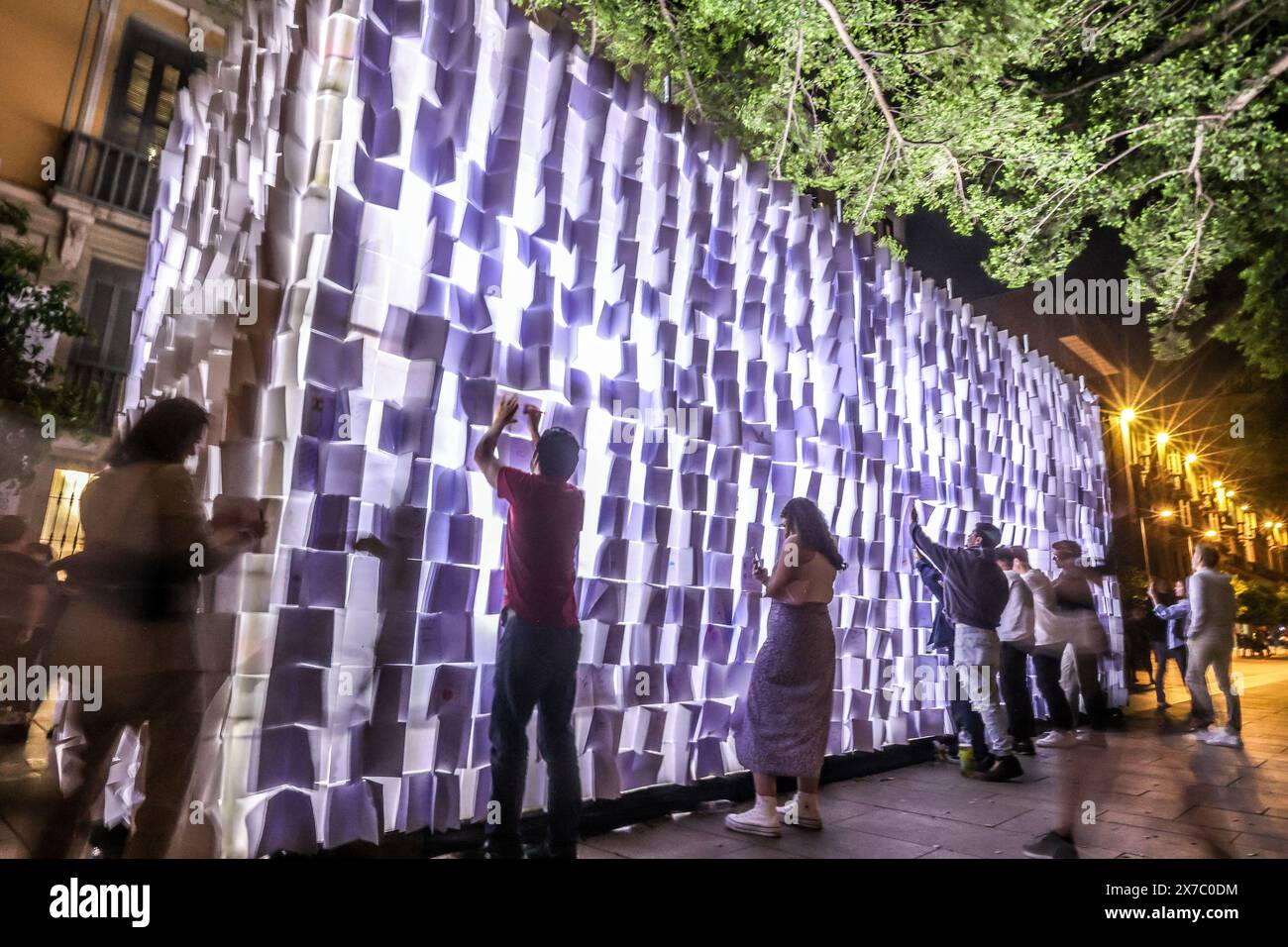 18 maggio 2024: 19 maggio 2024 (Malaga) il festival, partecipativo, popolare e libero, cultura e intrattenimento. Tale è la notte Bianca, l'iniziativa globale alla quale Malaga ha aderito un decennio e mezzo fa e che mantiene nella sua agenda primaverile uno dei suoi pilastri. L'evento si è tenuto stasera un'edizione segnata da magia e illusione (il motto, scelto in un voto cittadino, era proprio la magia che c'è in voi) e, naturalmente, dalle strade affollate dal tardo pomeriggio fino alle 1,00. (Credit Image: © Lorenzo Carnero/ZUMA Press Wire) SOLO PER USO EDITORIALE! Non per USO commerciale! Foto Stock