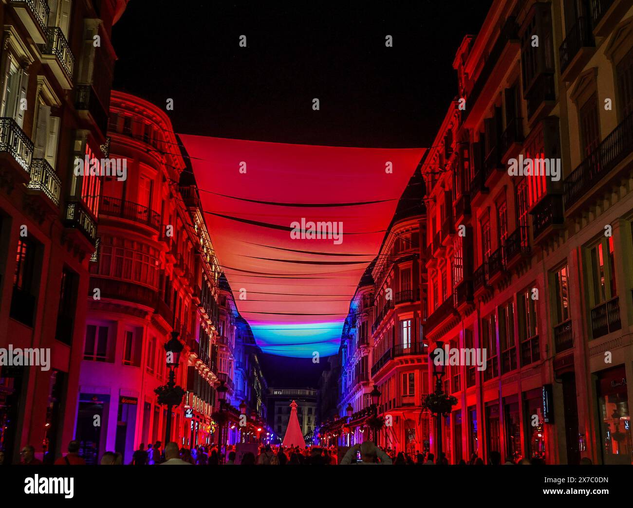 18 maggio 2024: 19 maggio 2024 (Malaga) il festival, partecipativo, popolare e libero, cultura e intrattenimento. Tale è la notte Bianca, l'iniziativa globale alla quale Malaga ha aderito un decennio e mezzo fa e che mantiene nella sua agenda primaverile uno dei suoi pilastri. L'evento si è tenuto stasera un'edizione segnata da magia e illusione (il motto, scelto in un voto cittadino, era proprio la magia che c'è in voi) e, naturalmente, dalle strade affollate dal tardo pomeriggio fino alle 1,00. (Credit Image: © Lorenzo Carnero/ZUMA Press Wire) SOLO PER USO EDITORIALE! Non per USO commerciale! Foto Stock