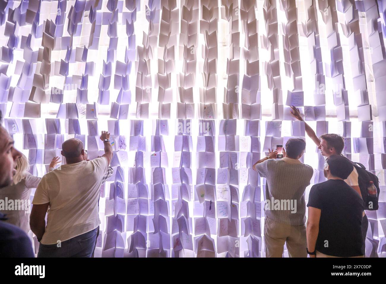 18 maggio 2024: 19 maggio 2024 (Malaga) il festival, partecipativo, popolare e libero, cultura e intrattenimento. Tale è la notte Bianca, l'iniziativa globale alla quale Malaga ha aderito un decennio e mezzo fa e che mantiene nella sua agenda primaverile uno dei suoi pilastri. L'evento si è tenuto stasera un'edizione segnata da magia e illusione (il motto, scelto in un voto cittadino, era proprio la magia che c'è in voi) e, naturalmente, dalle strade affollate dal tardo pomeriggio fino alle 1,00. (Credit Image: © Lorenzo Carnero/ZUMA Press Wire) SOLO PER USO EDITORIALE! Non per USO commerciale! Foto Stock