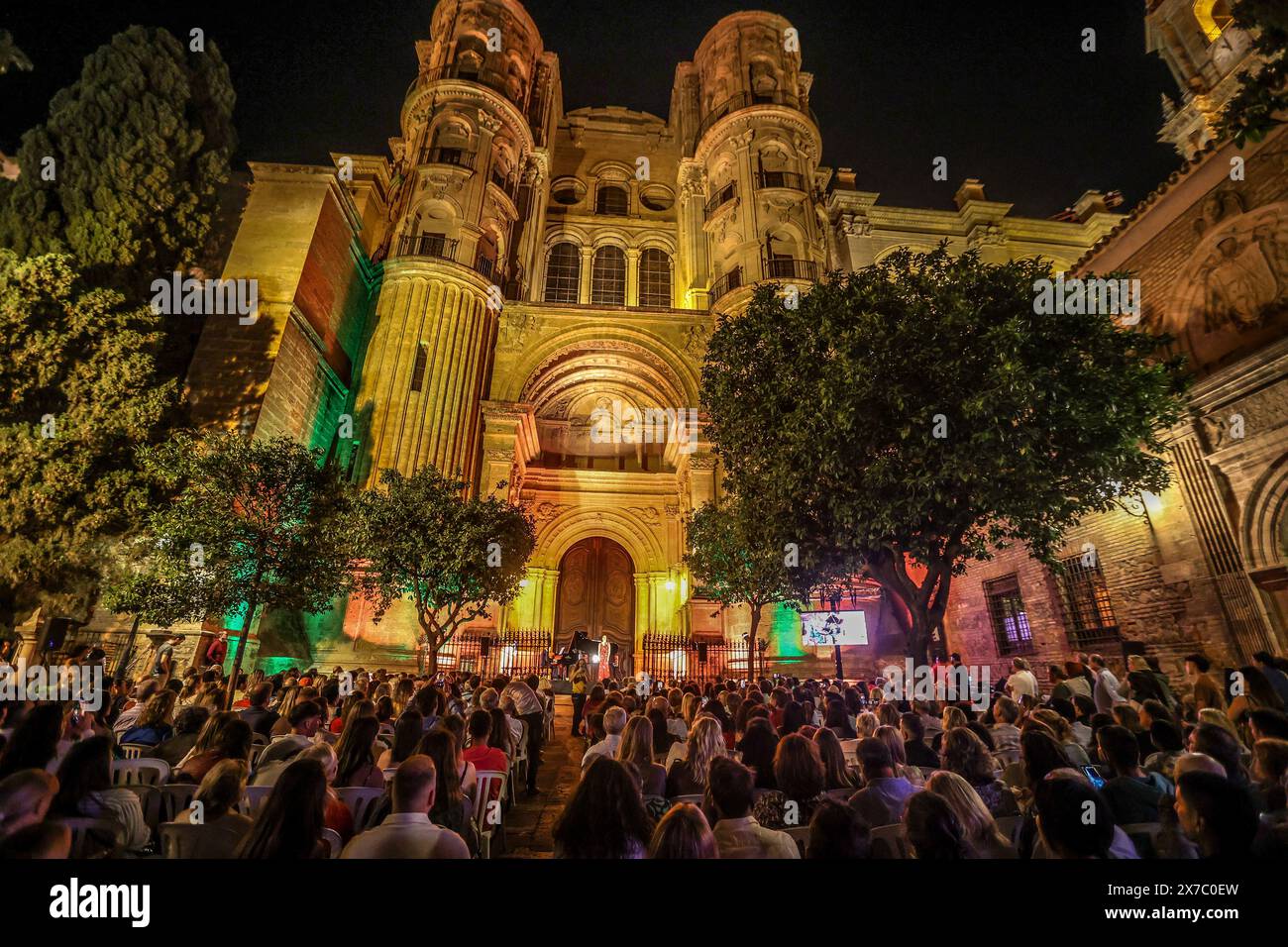 18 maggio 2024: 19 maggio 2024 (Malaga) il festival, partecipativo, popolare e libero, cultura e intrattenimento. Tale è la notte Bianca, l'iniziativa globale alla quale Malaga ha aderito un decennio e mezzo fa e che mantiene nella sua agenda primaverile uno dei suoi pilastri. L'evento si è tenuto stasera un'edizione segnata da magia e illusione (il motto, scelto in un voto cittadino, era proprio la magia che c'è in voi) e, naturalmente, dalle strade affollate dal tardo pomeriggio fino alle 1,00. (Credit Image: © Lorenzo Carnero/ZUMA Press Wire) SOLO PER USO EDITORIALE! Non per USO commerciale! Foto Stock
