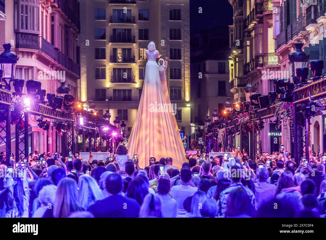18 maggio 2024: 19 maggio 2024 (Malaga) il festival, partecipativo, popolare e libero, cultura e intrattenimento. Tale è la notte Bianca, l'iniziativa globale alla quale Malaga ha aderito un decennio e mezzo fa e che mantiene nella sua agenda primaverile uno dei suoi pilastri. L'evento si è tenuto stasera un'edizione segnata da magia e illusione (il motto, scelto in un voto cittadino, era proprio la magia che c'è in voi) e, naturalmente, dalle strade affollate dal tardo pomeriggio fino alle 1,00. (Credit Image: © Lorenzo Carnero/ZUMA Press Wire) SOLO PER USO EDITORIALE! Non per USO commerciale! Foto Stock