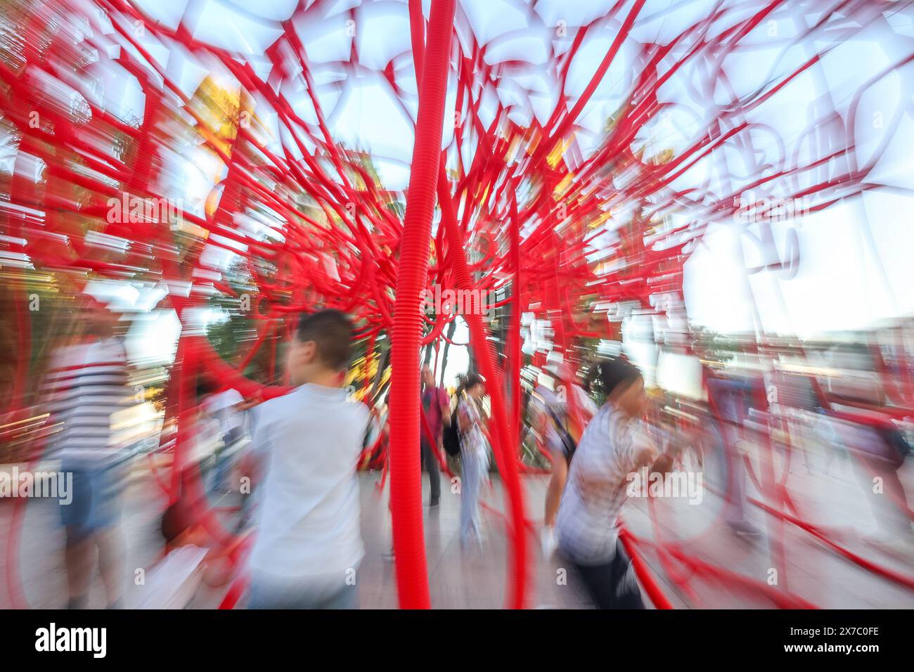18 maggio 2024: 19 maggio 2024 (Malaga) il festival, partecipativo, popolare e libero, cultura e intrattenimento. Tale è la notte Bianca, l'iniziativa globale alla quale Malaga ha aderito un decennio e mezzo fa e che mantiene nella sua agenda primaverile uno dei suoi pilastri. L'evento si è tenuto stasera un'edizione segnata da magia e illusione (il motto, scelto in un voto cittadino, era proprio la magia che c'è in voi) e, naturalmente, dalle strade affollate dal tardo pomeriggio fino alle 1,00. (Credit Image: © Lorenzo Carnero/ZUMA Press Wire) SOLO PER USO EDITORIALE! Non per USO commerciale! Foto Stock