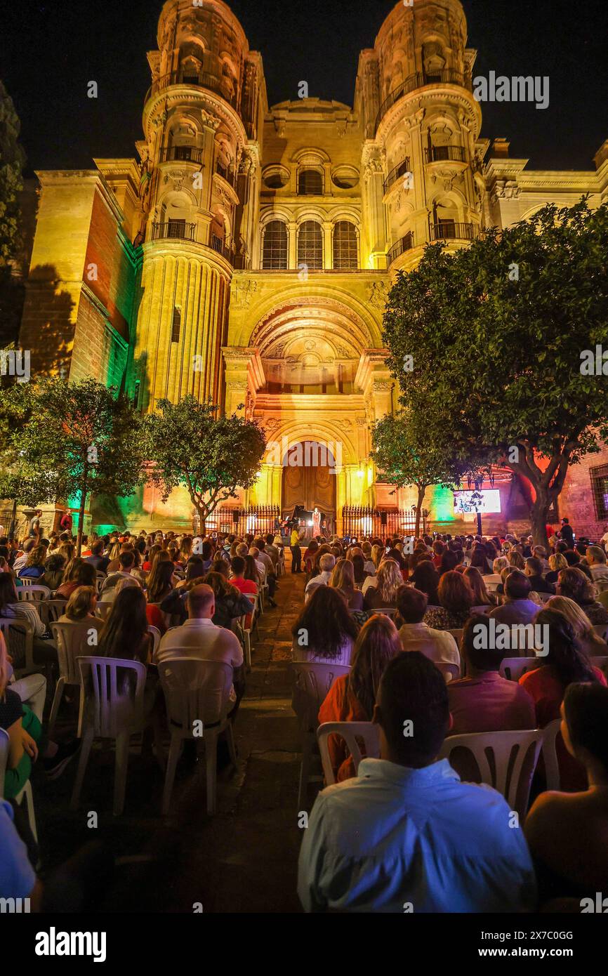 18 maggio 2024: 19 maggio 2024 (Malaga) il festival, partecipativo, popolare e libero, cultura e intrattenimento. Tale è la notte Bianca, l'iniziativa globale alla quale Malaga ha aderito un decennio e mezzo fa e che mantiene nella sua agenda primaverile uno dei suoi pilastri. L'evento si è tenuto stasera un'edizione segnata da magia e illusione (il motto, scelto in un voto cittadino, era proprio la magia che c'è in voi) e, naturalmente, dalle strade affollate dal tardo pomeriggio fino alle 1,00. (Credit Image: © Lorenzo Carnero/ZUMA Press Wire) SOLO PER USO EDITORIALE! Non per USO commerciale! Foto Stock