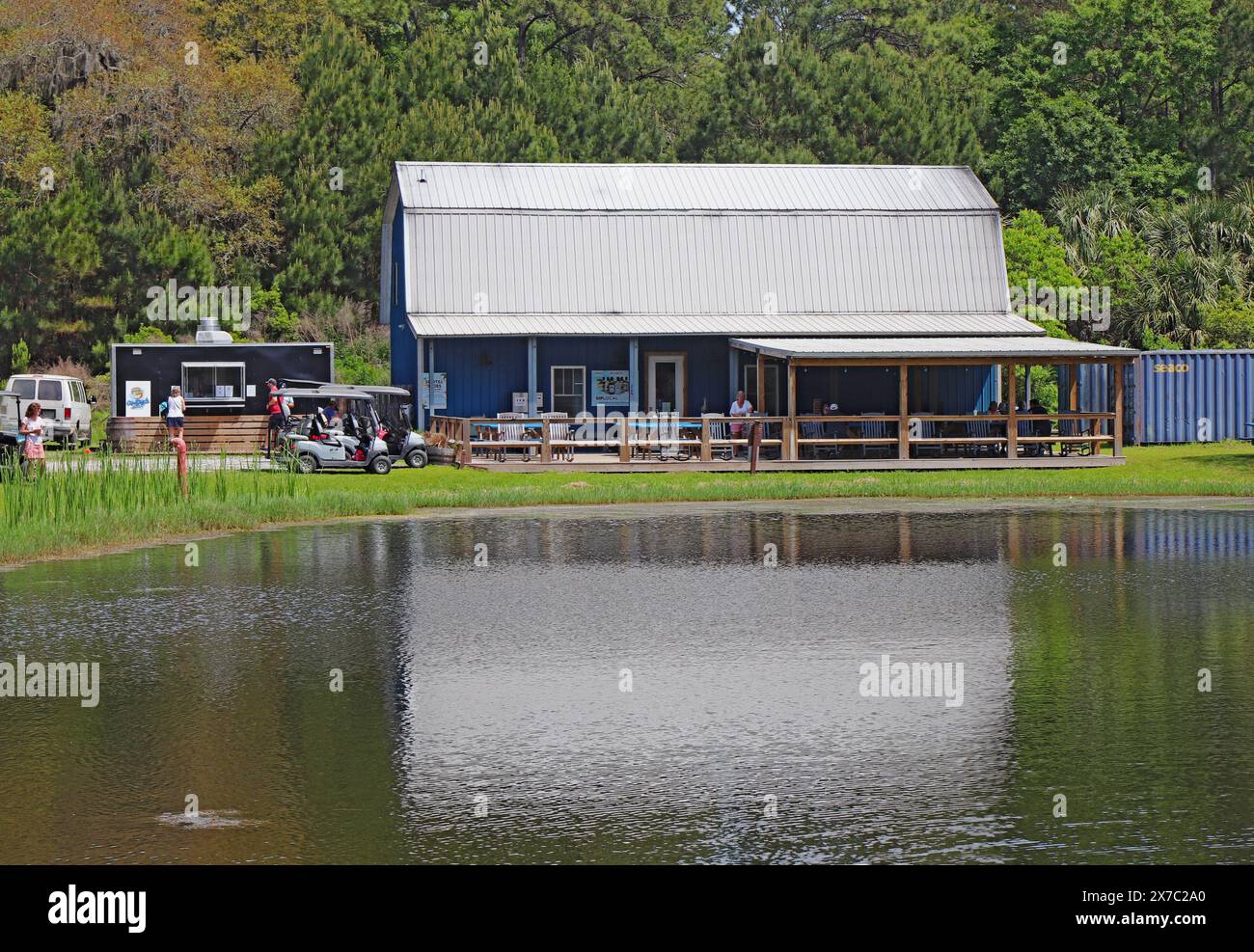 DAUFUSKIE ISLAND, SOUTH CAROLINA - 6 aprile 2023: Vista frontale della Daufuskie Island Rum Company e riflesso in uno stagno. Foto Stock
