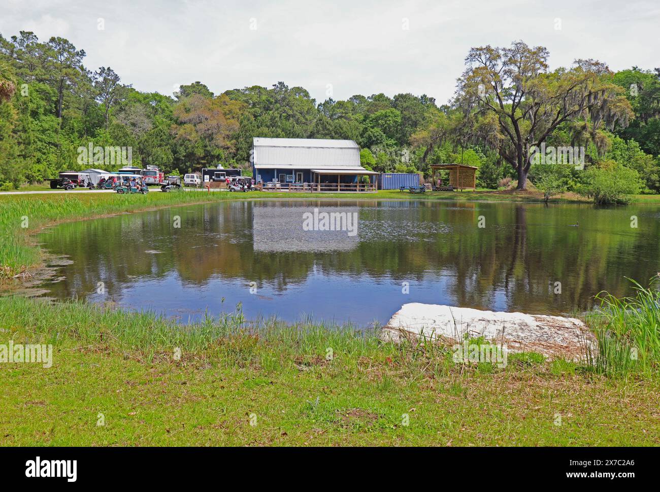DAUFUSKIE ISLAND, SOUTH CAROLINA - 6 aprile 2023: Vista frontale della Daufuskie Island Rum Company e riflesso in uno stagno. Foto Stock