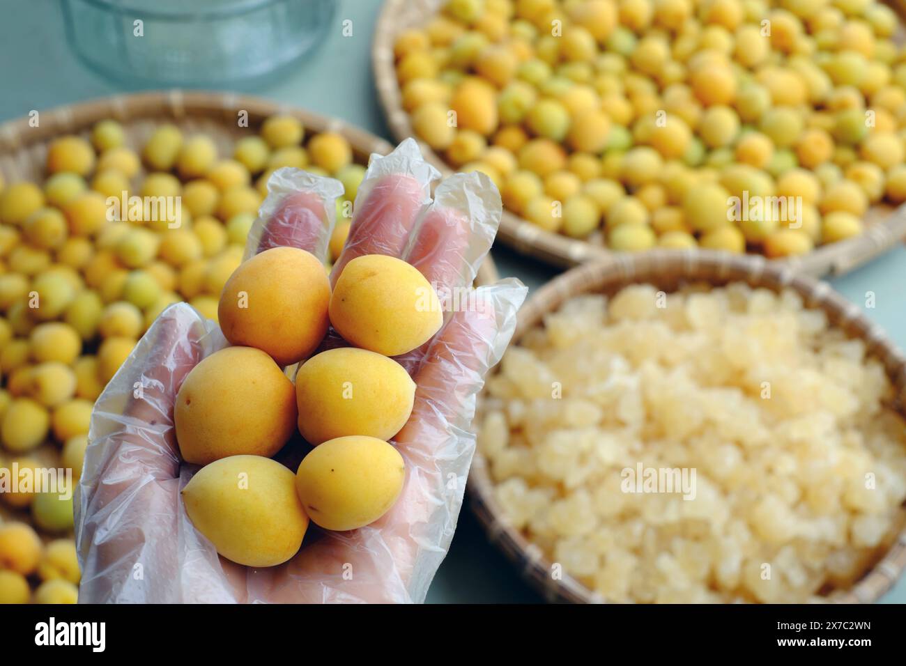 Materia prima per preparare bevande deliziose da albicocca o prugna giapponese con zucchero, frutta di stagione che fa bene alla salute, nutrizione, ricca vitamina Foto Stock