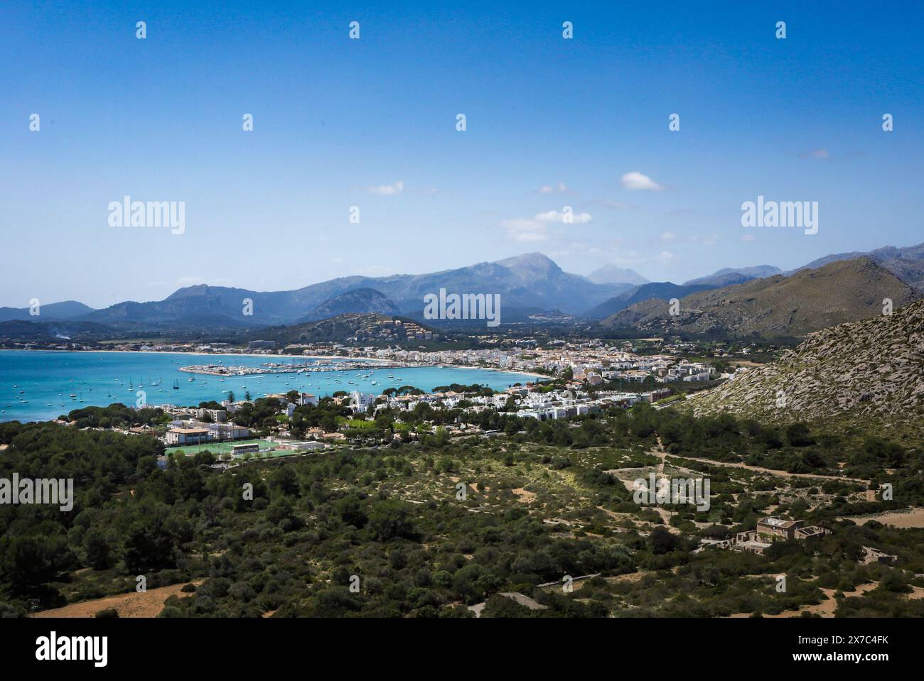 Port de Pollenca, Maiorca, Isole Baleari, Spagna. Panorama aereo della città, delle montagne e del Mar Mediterraneo, vista da Cap de Formentor. Foto Stock