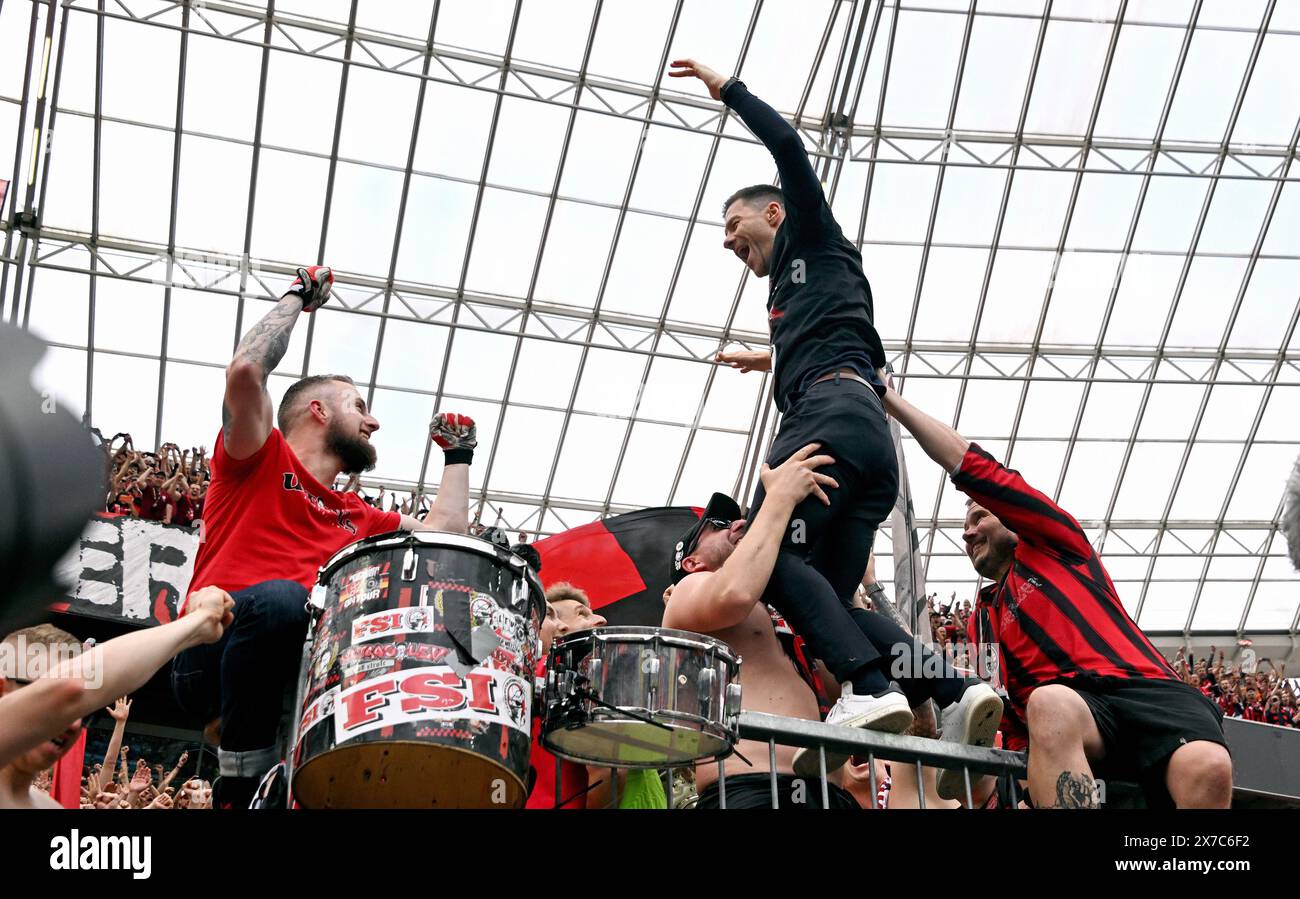 Fussball, Bundesliga, Deutschland, Herren, Saison 2023/2024, 34. Spieltag, BayArena Leverkusen, Bayer Leverkusen - FC Augsburg 2:1; Cheftrainer Xabi Alonso (LEV) feiert mit den fans auf dem Zaun. Jubel, Freude, Aktion. LE NORMATIVE DFB/DFL VIETANO QUALSIASI UTILIZZO DI FOTOGRAFIE COME SEQUENZE DI IMMAGINI E/O QUASI-VIDEO Foto Stock