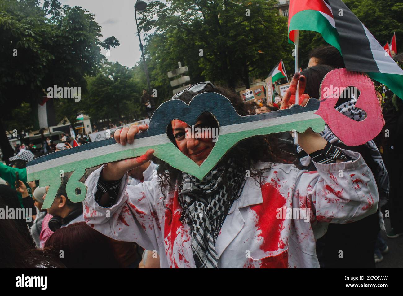 Parigi, Francia. 18 maggio 2024. Una donna solleva un segno legato ai 76 anni della nakba. Marcia a sostegno della Palestina attraverso le strade principali di Parigi, Francia; nel 76° anniversario della Nakba. (Foto di Cristobal Basaure Araya/SOPA Images/Sipa USA) credito: SIPA USA/Alamy Live News Foto Stock