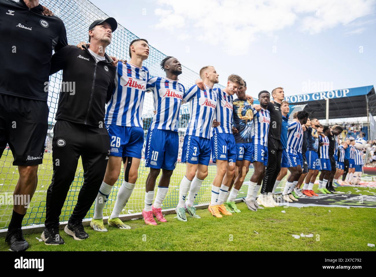 Danimarca. 19 maggio 2024. I giocatori di OB insieme al capo-allenatore Soeren Krogh e all'assistente allenatore Frank Hjortebjerg dopo la vittoria nella partita della 3F Super League tra OB e Randers FC al Nature Energy Park di Odense, domenica 19 maggio 2024. (Foto: Mads Claus Rasmussen/Ritzau Scanpix) credito: Ritzau/Alamy Live News Foto Stock