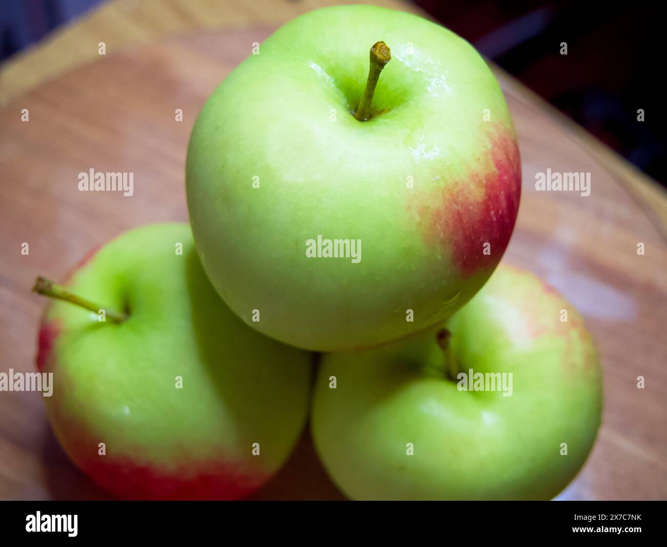 Assortimento di mele mature. Una selezione di mele fresche, con gambi. Foto Stock