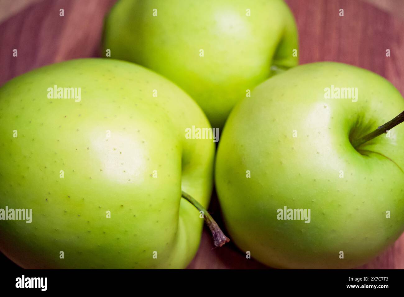 Mele verdi, vibranti e fresche, dominano questa immagine, adatta per materiali educativi su un'alimentazione sana. Foto Stock