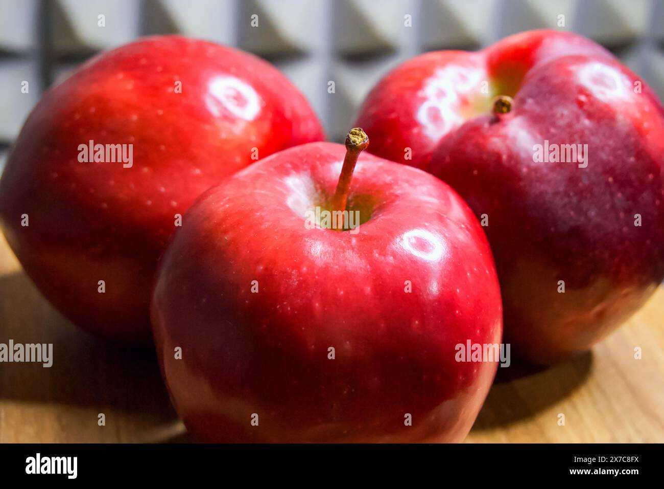 Mele lucide. Mele con finitura lucida su sfondo scuro. Foto Stock