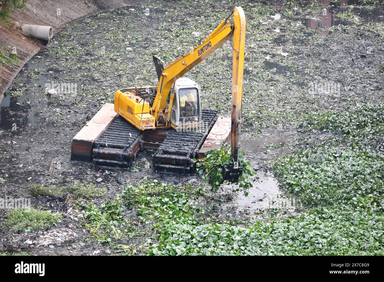 Dhaka, Bangladesh, - 19 maggio 2024: Dhaka South City Corporation sta pulendo la spazzatura accumulata nel canale vicino alla linea ferroviaria Khilgarh con il suo spirito Foto Stock