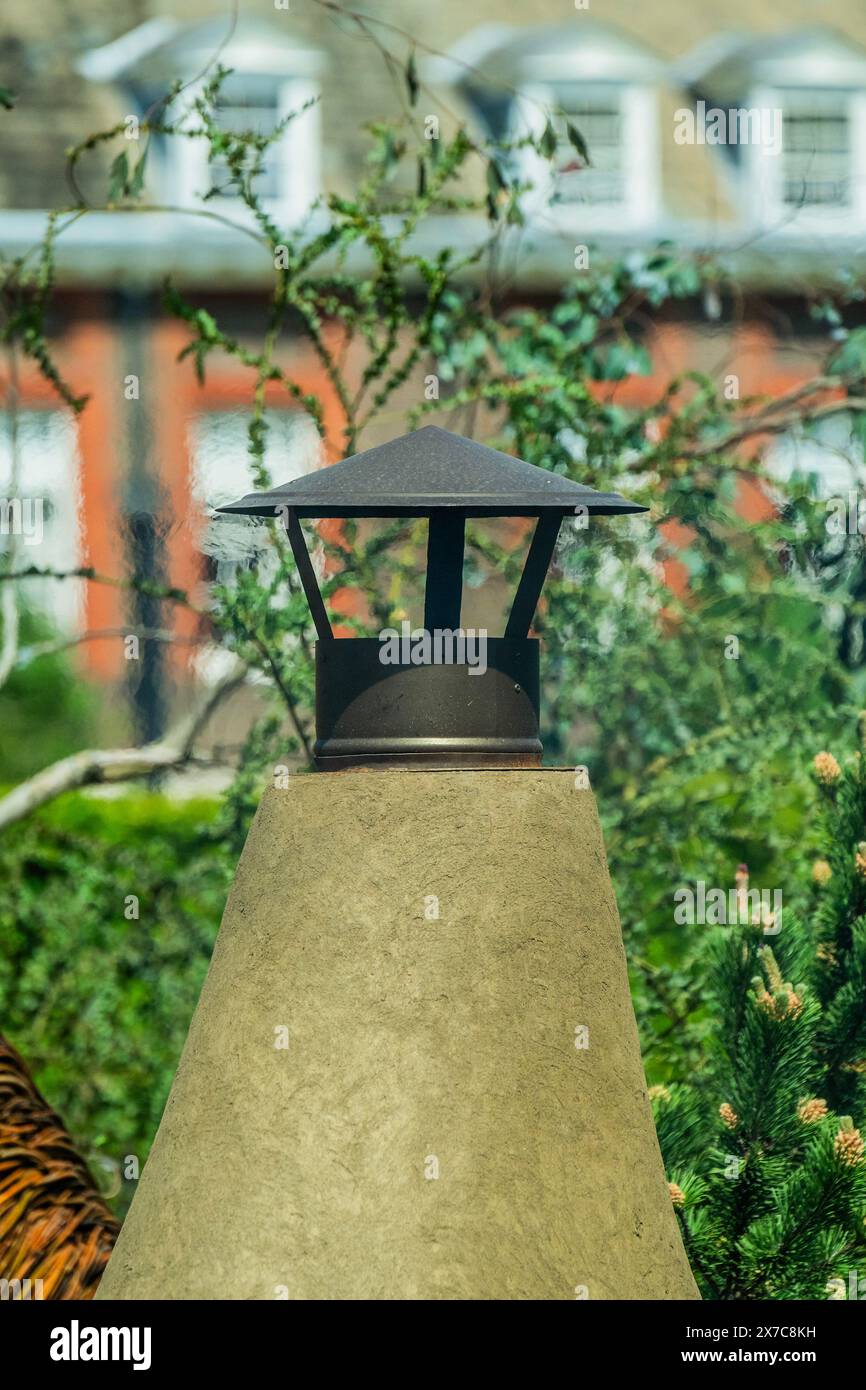 Londra, Regno Unito. 19 maggio 2024. The Freedom from torture Garden: Un Sanctuary for Survivors Garden progettato da John Warland ed Emma o'Connell, costruito da Living Landscapes - The RHS Chelsea Flower Show 2024. Si svolge dal 20-25 maggio. Crediti: Guy Bell/Alamy Live News Foto Stock