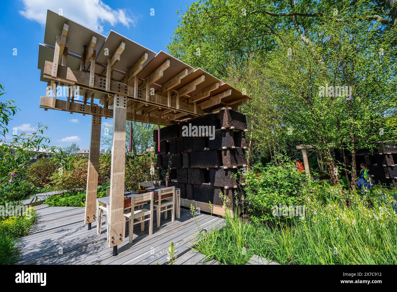 Londra, Regno Unito. 19 maggio 2024. Il National Autistic Society Show Garden, progettato da Sophie Parmenter & Dido Milne, costruito da Landform ConsultantsThe RHS Chelsea Flower Show 2024. Si svolge dal 20-25 maggio. Crediti: Guy Bell/Alamy Live News Foto Stock