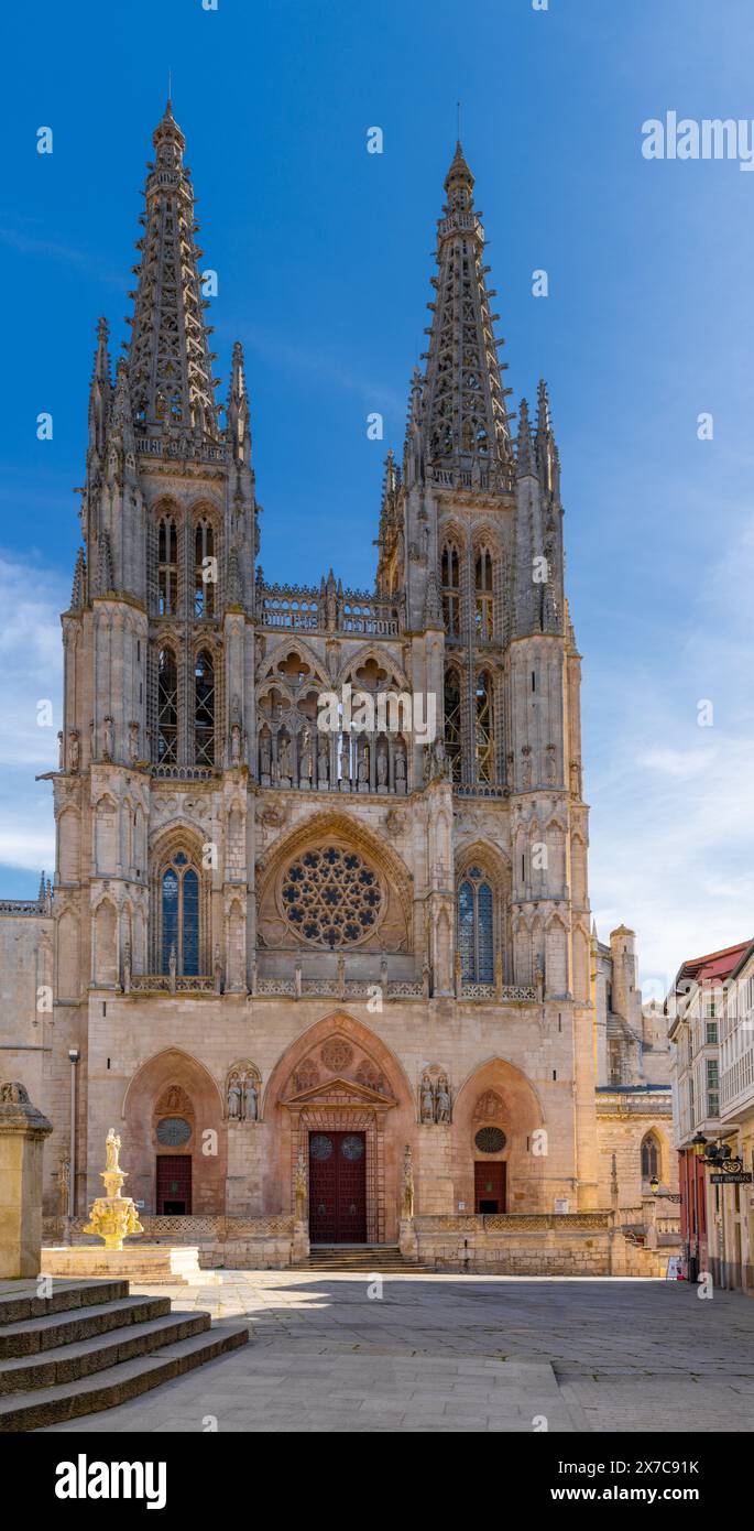 Burgos, Spagna - 14 aprile 2024: Vista verticale della cattedrale gotica di Santa Maria nel centro di Burgos Foto Stock