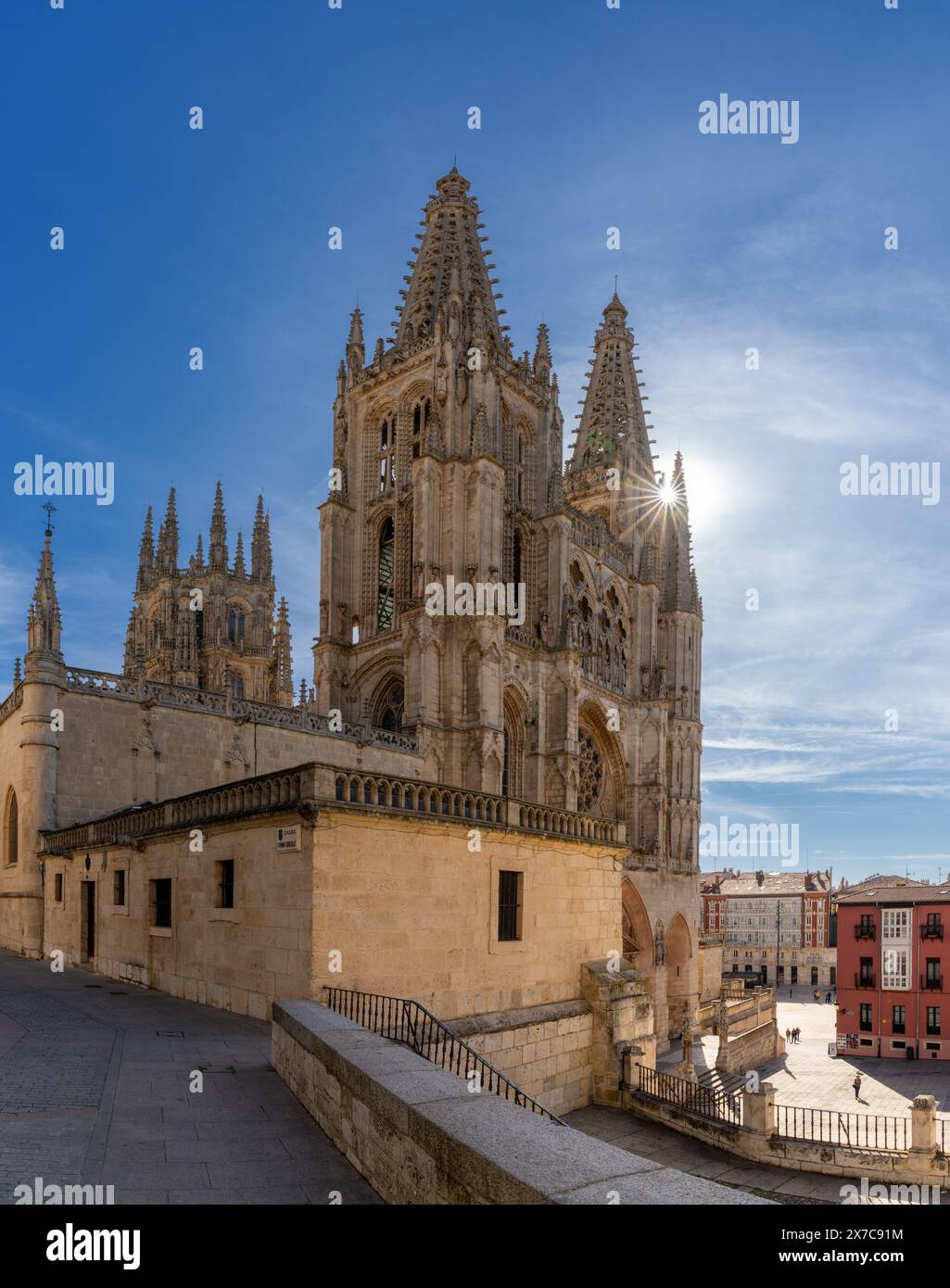 Burgos, Spagna - 14 aprile 2024: Vista della cattedrale gotica di Santa Maria nel centro di Burgos con un'esplosione di sole Foto Stock
