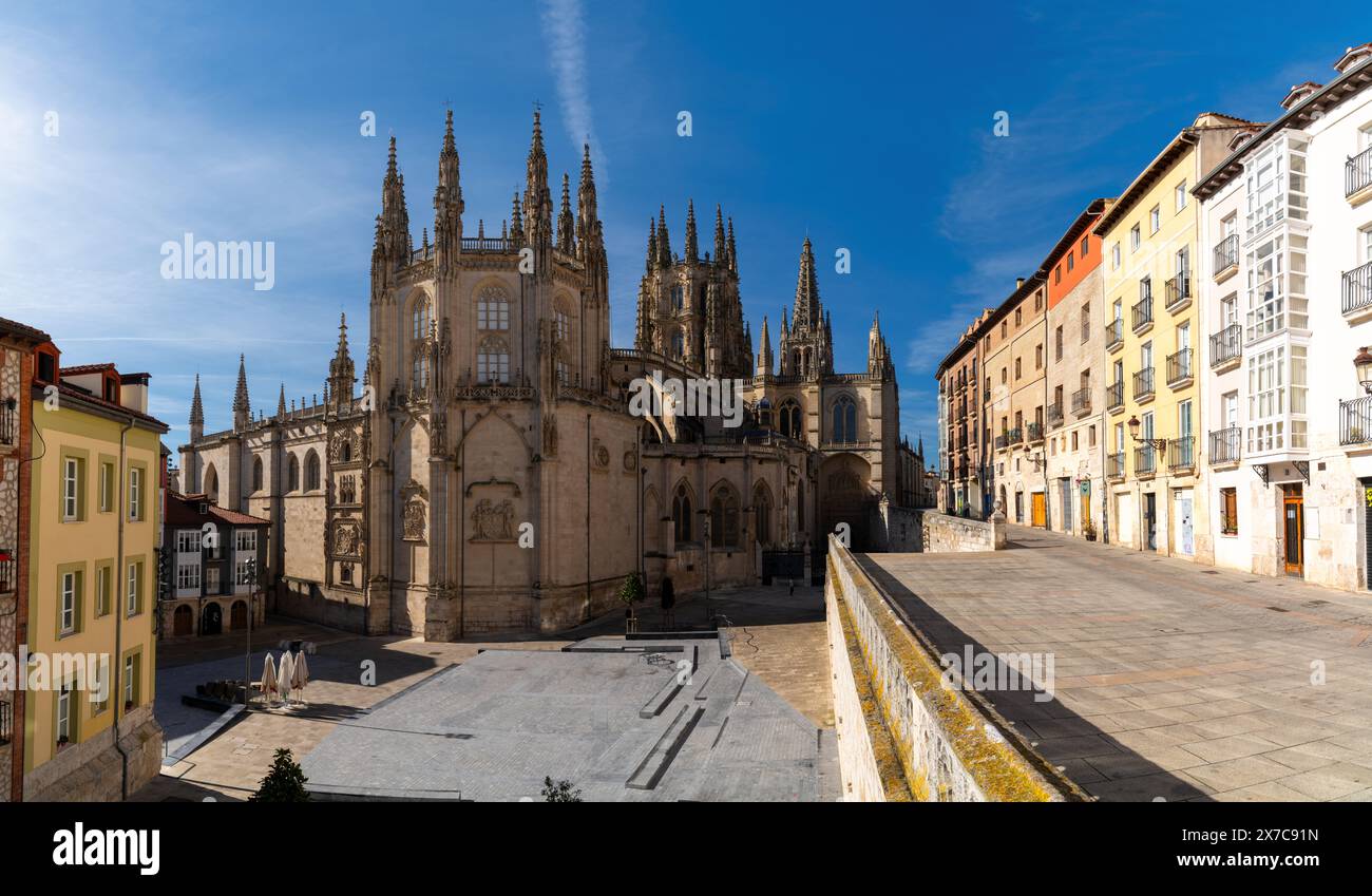 Burgos, Spagna - 14 aprile 2024: Vista panoramica della cattedrale gotica di Santa Maria nel centro di Burgos Foto Stock
