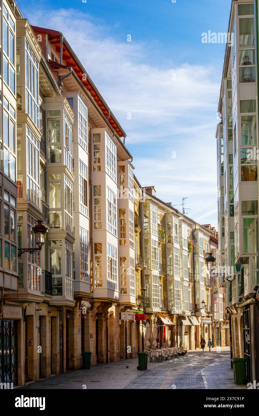 Burgos, Spagna - 14 aprile 2024: Strada della città con palazzi colorati con balconi nel centro storico di Burgos Foto Stock