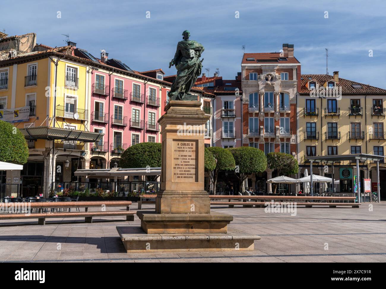 Burgos, Spagna - 14 aprile 2024: Veduta della Plaza Mayor e del Monumento a Carlo III nel centro storico di Burgos Foto Stock