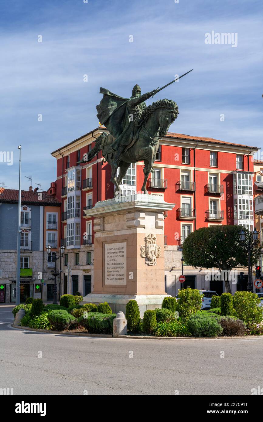 Burgos, Spagna - 14 aprile 2024: monumento a El Cid sulle rive del fiume Arlanzon nel centro di Burgos Foto Stock