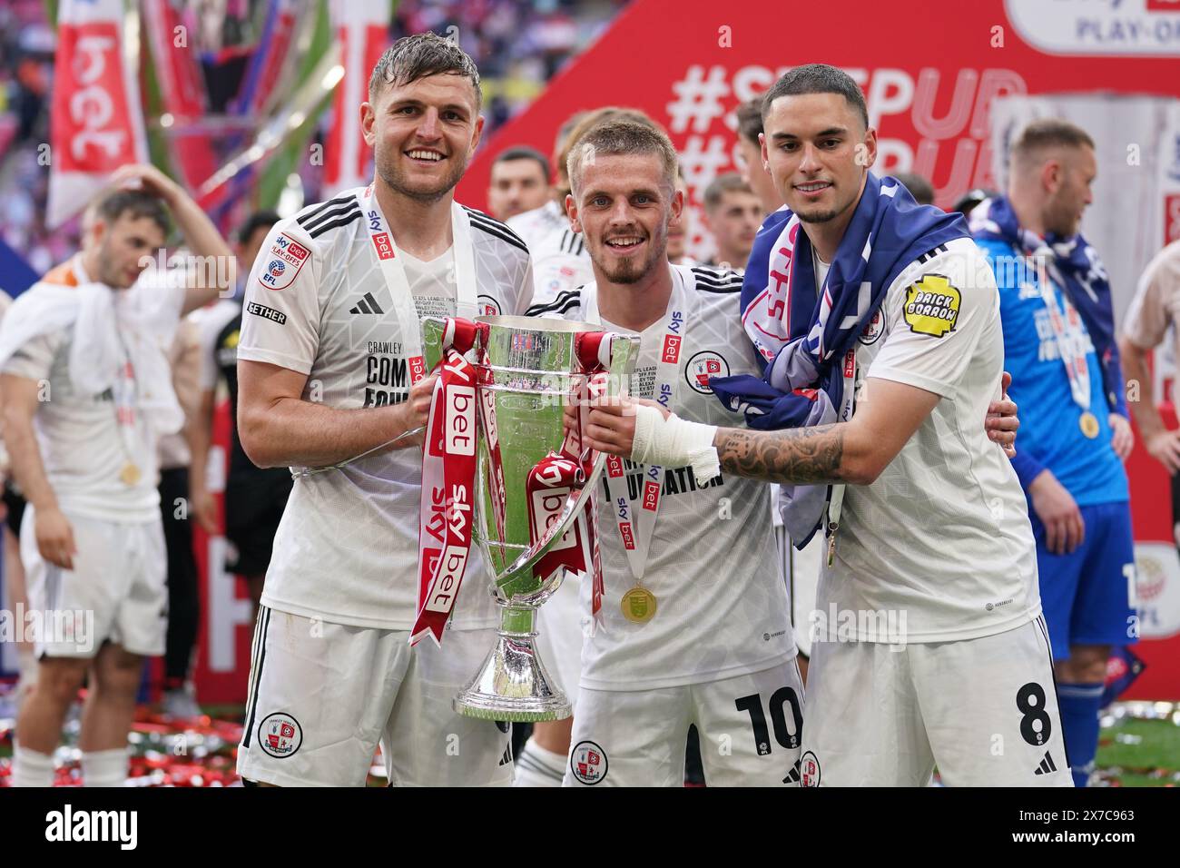 Londra, Regno Unito. 19 maggio 2024. Laurence Maguire di Crawley Town, Ronan Darcy di Crawley Town e Klaidi Lolos di Crawley Town con il trofeo play-off della League Two dopo la partita di Crawley Town FC contro Crewe Alexandra FC Sky BET EFL League Two al Wembley Stadium, Londra, Inghilterra, Regno Unito il 19 maggio 2024 Credit: Every Second Media/Alamy Live News Foto Stock