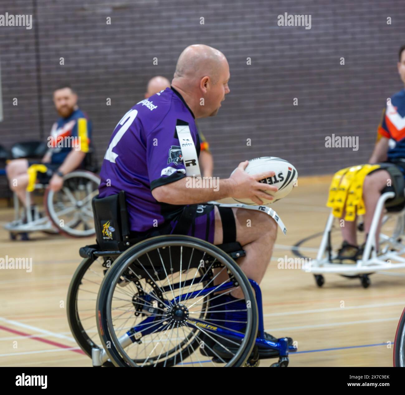 Brentwood Essex 19 maggio 2024 Wheelchair Rugby League: Brentwood Eels (maglia a righe, cartellini gialli) vs Team Colostomy UK (camicie viola, cartellini bianchi) al Brentwood Centre, Brentwood Essex UK crediti: Ian Davidson/Alamy Live News Foto Stock