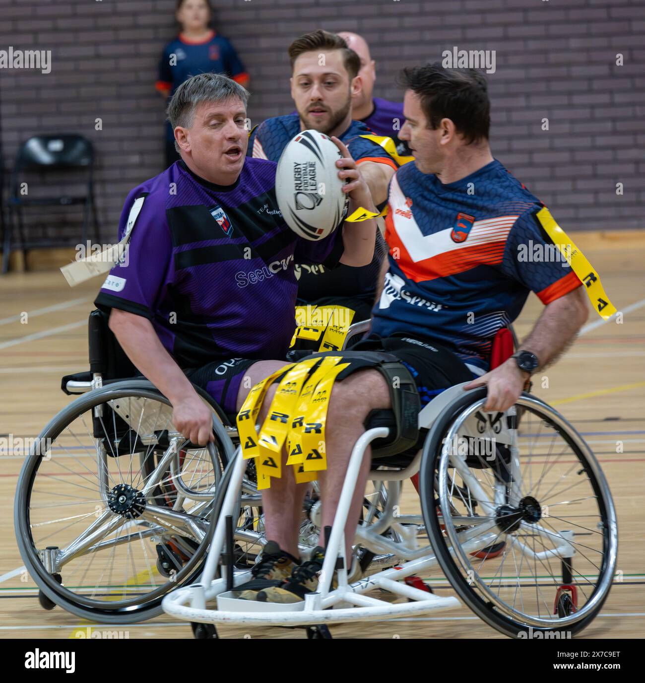 Brentwood Essex 19 maggio 2024 Wheelchair Rugby League: Brentwood Eels (maglia a righe, cartellini gialli) vs Team Colostomy UK (camicie viola, cartellini bianchi) al Brentwood Centre, Brentwood Essex UK crediti: Ian Davidson/Alamy Live News Foto Stock