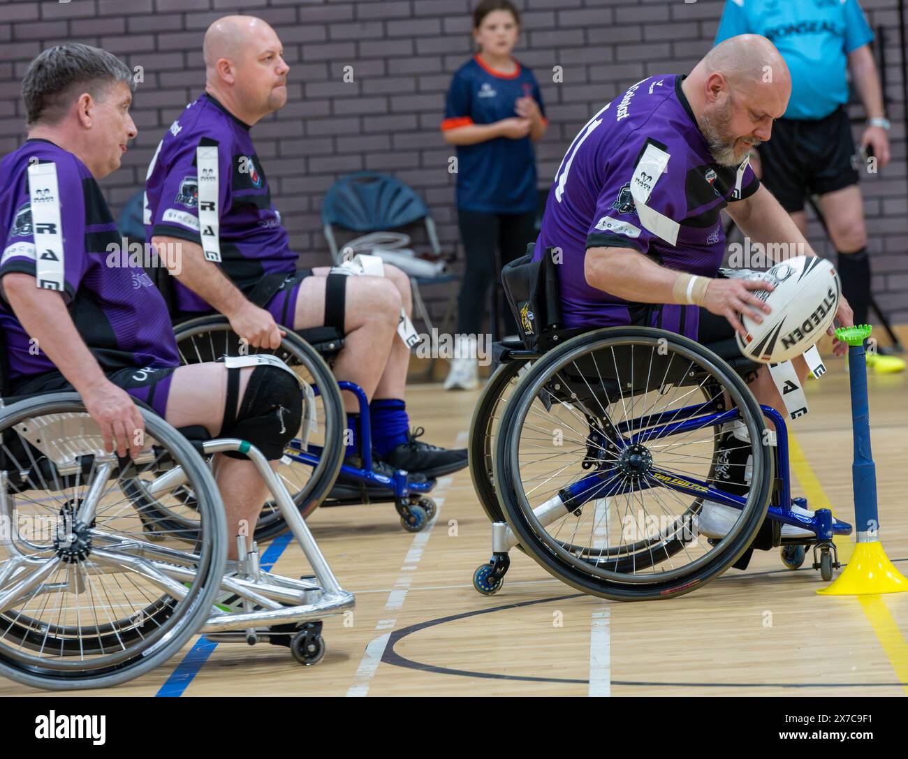 Brentwood Essex 19 maggio 2024 Wheelchair Rugby League: Brentwood Eels (maglia a righe, cartellini gialli) vs Team Colostomy UK (camicie viola, cartellini bianchi) al Brentwood Centre, Brentwood Essex UK crediti: Ian Davidson/Alamy Live News Foto Stock