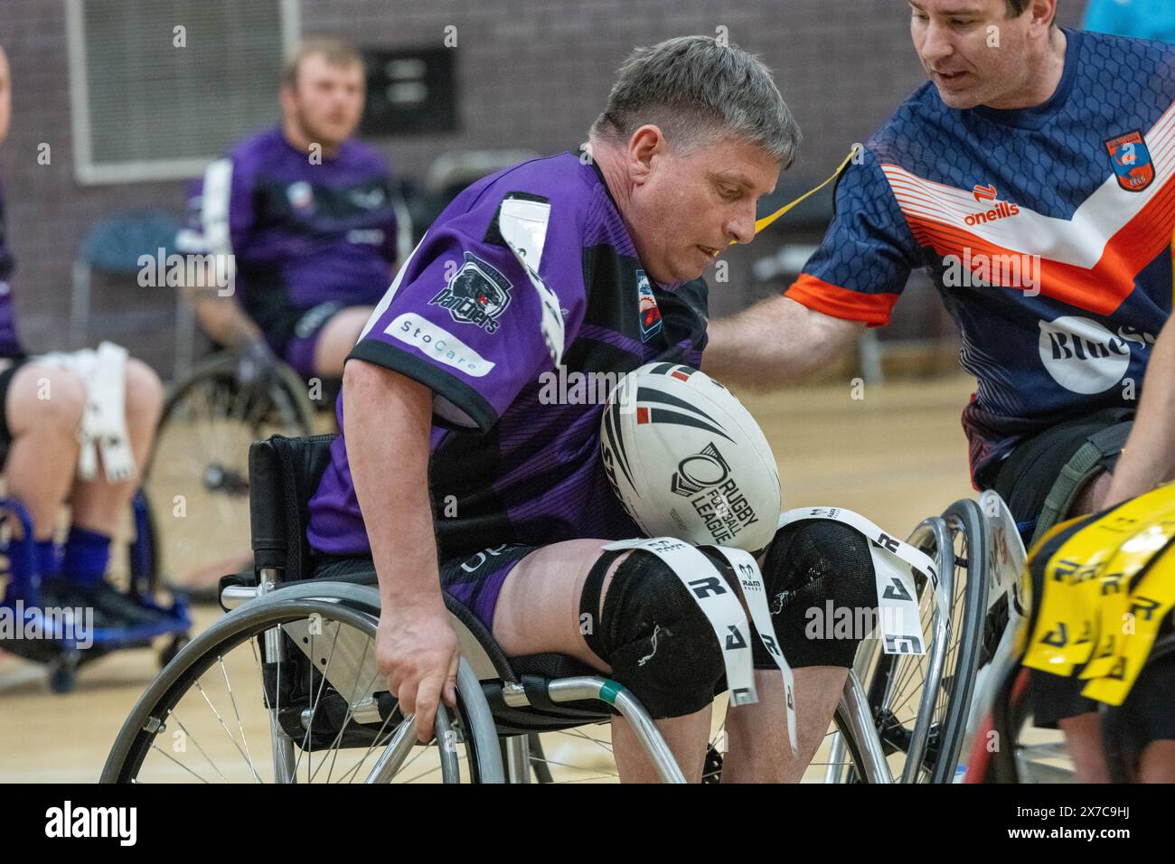 Brentwood Essex 19 maggio 2024 Wheelchair Rugby League: Brentwood Eels (maglia a righe, cartellini gialli) vs Team Colostomy UK (camicie viola, cartellini bianchi) al Brentwood Centre, Brentwood Essex UK crediti: Ian Davidson/Alamy Live News Foto Stock