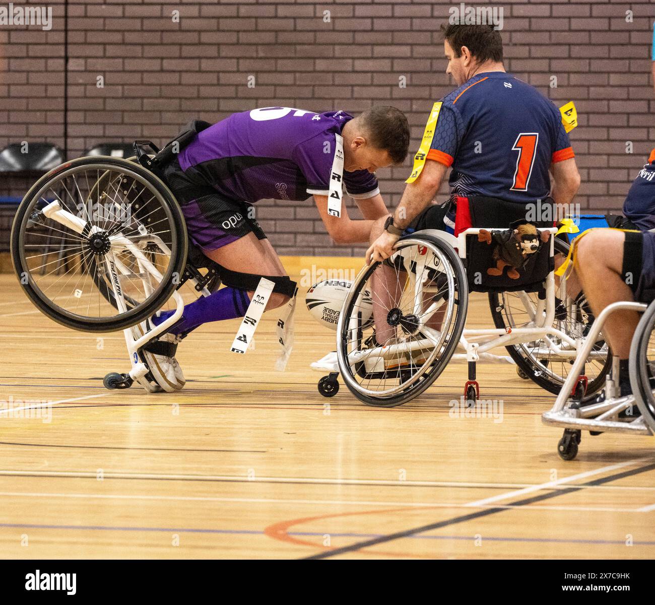 Brentwood Essex 19 maggio 2024 Wheelchair Rugby League: Brentwood Eels (maglia a righe, cartellini gialli) vs Team Colostomy UK (camicie viola, cartellini bianchi) al Brentwood Centre, Brentwood Essex UK crediti: Ian Davidson/Alamy Live News Foto Stock