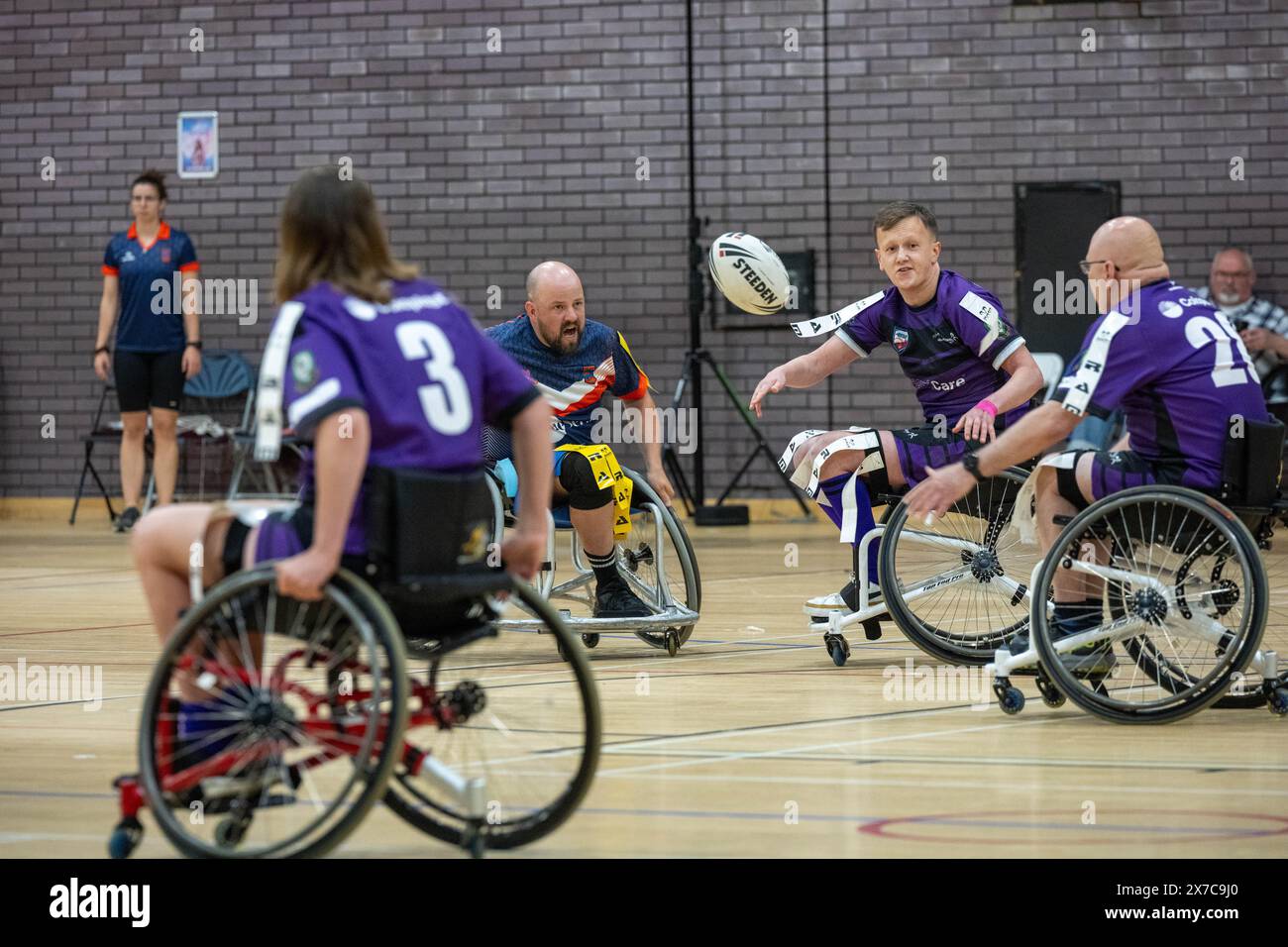 Brentwood Essex 19 maggio 2024 Wheelchair Rugby League: Brentwood Eels (maglia a righe, cartellini gialli) vs Team Colostomy UK (camicie viola, cartellini bianchi) al Brentwood Centre, Brentwood Essex UK crediti: Ian Davidson/Alamy Live News Foto Stock