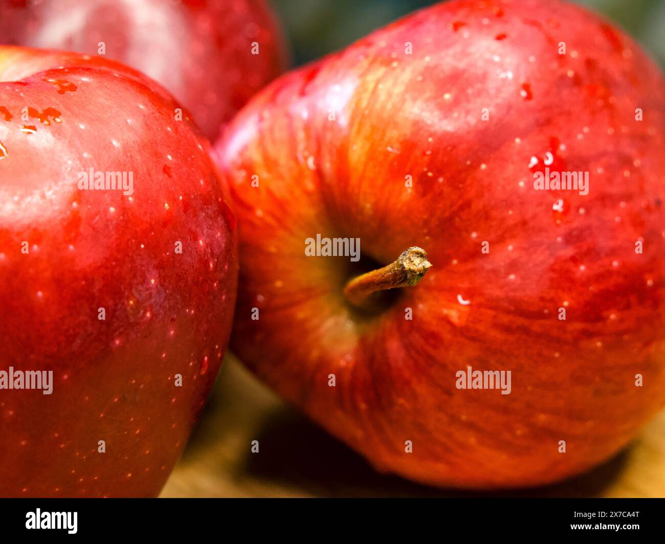 Freschezza delle mele bagnate. Vista dettagliata delle mele bagnate, ideale per le arti culinarie o l'educazione nutrizionale. Foto Stock