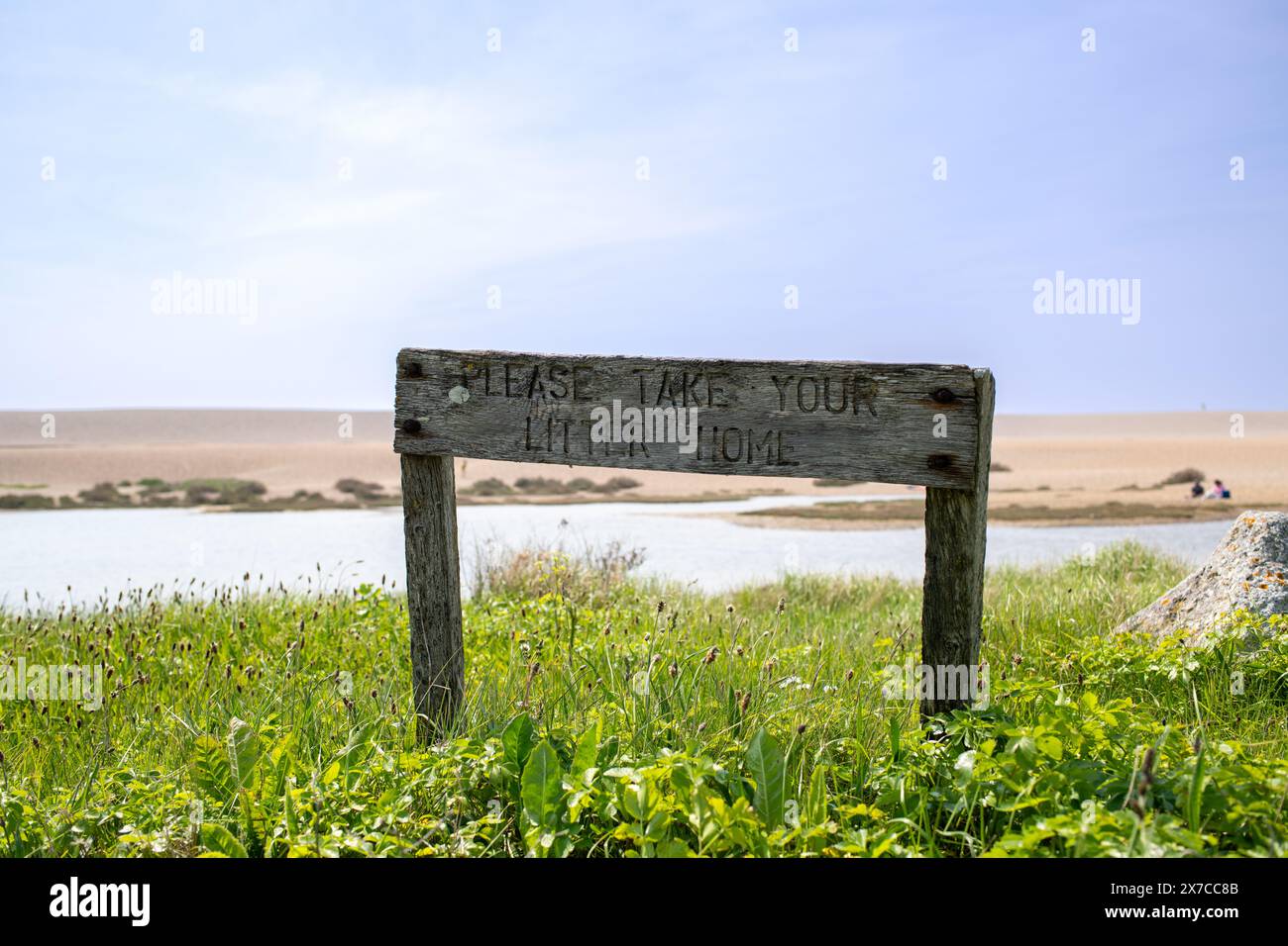 Scene di spiaggia da Chesil Beach nel Dorset che guardano verso la spiaggia, incluso un ponte su un'insenatura d'acqua. Foto Stock